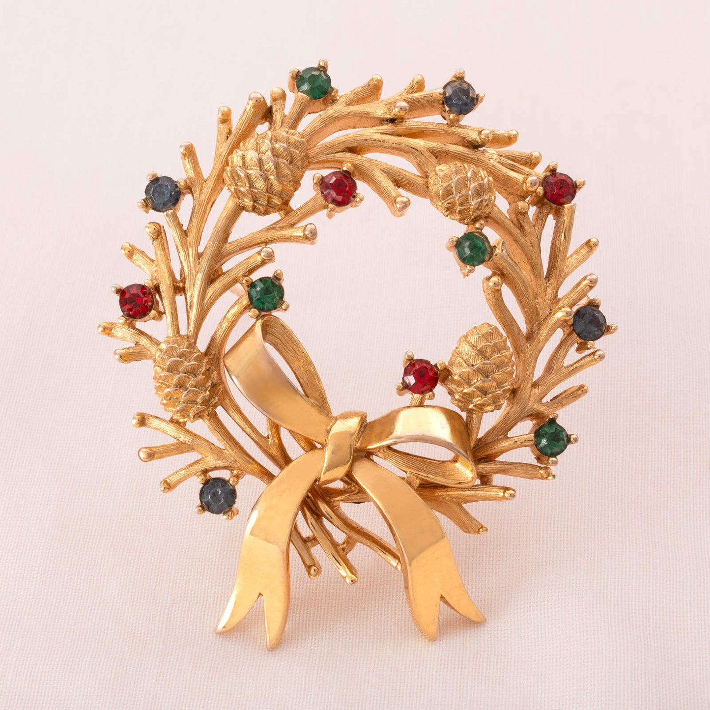 Trifari-Brosche-vergoldeter-Weihnachtskranz-mit-Schleife-und-Strass