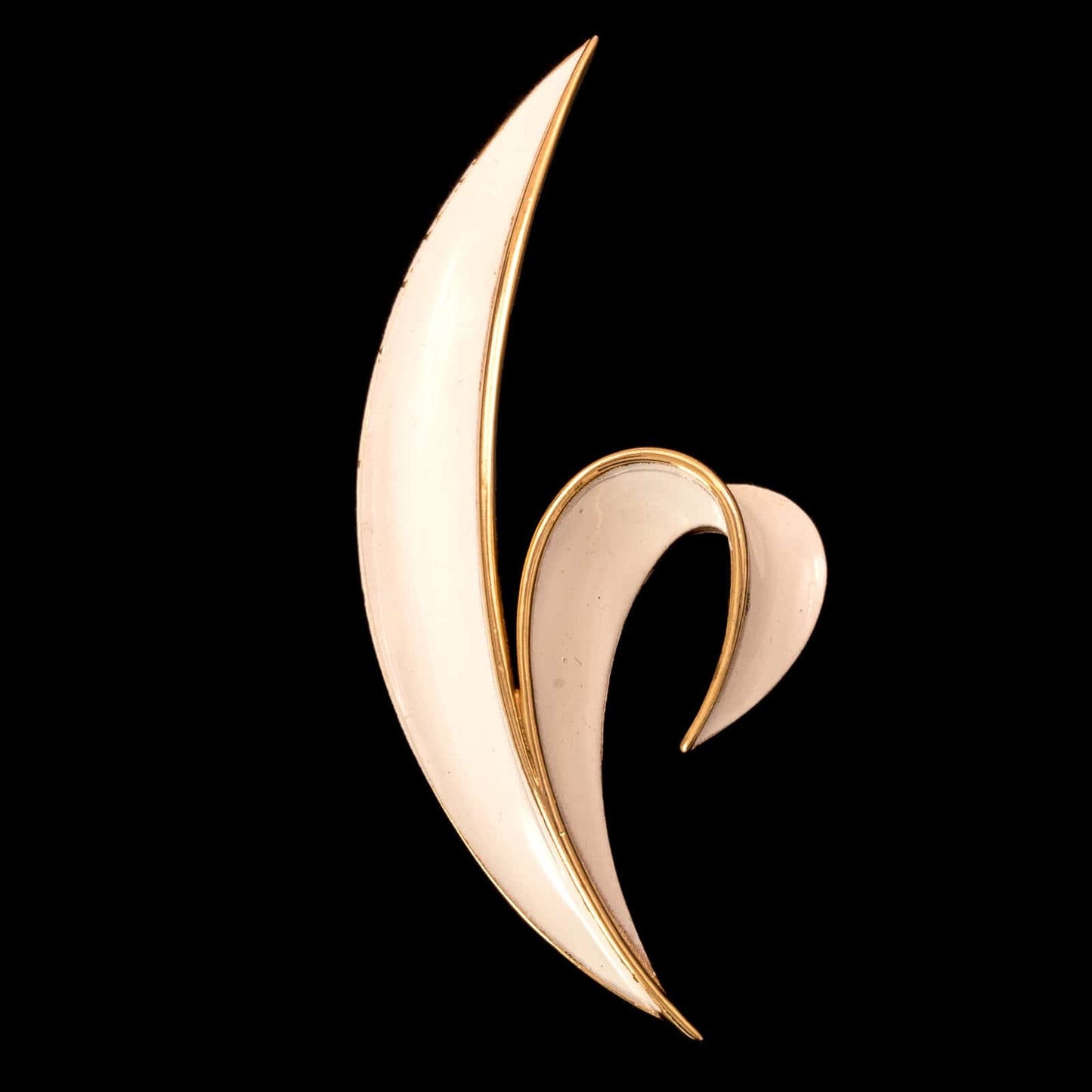 Trifari-Blatt-Brosche-vergoldet-weiß-emailliert