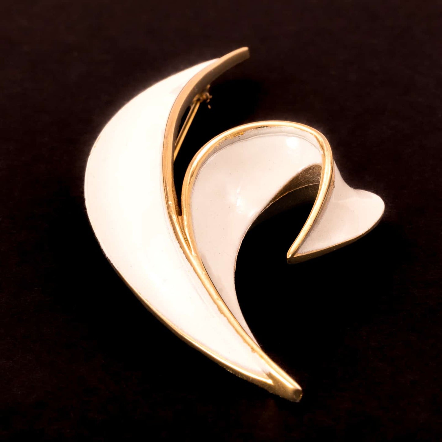 Trifari-Blatt-Brosche-vergoldet-weiß-emailliert
