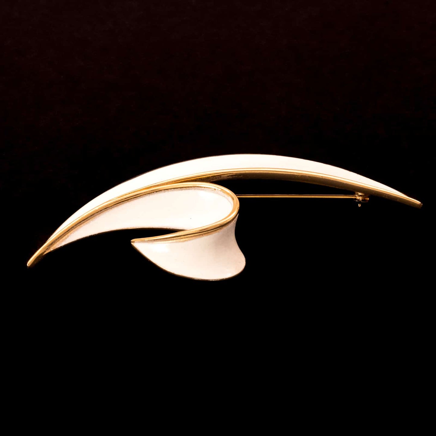 Trifari-Blatt-Brosche-vergoldet-weiß-emailliert