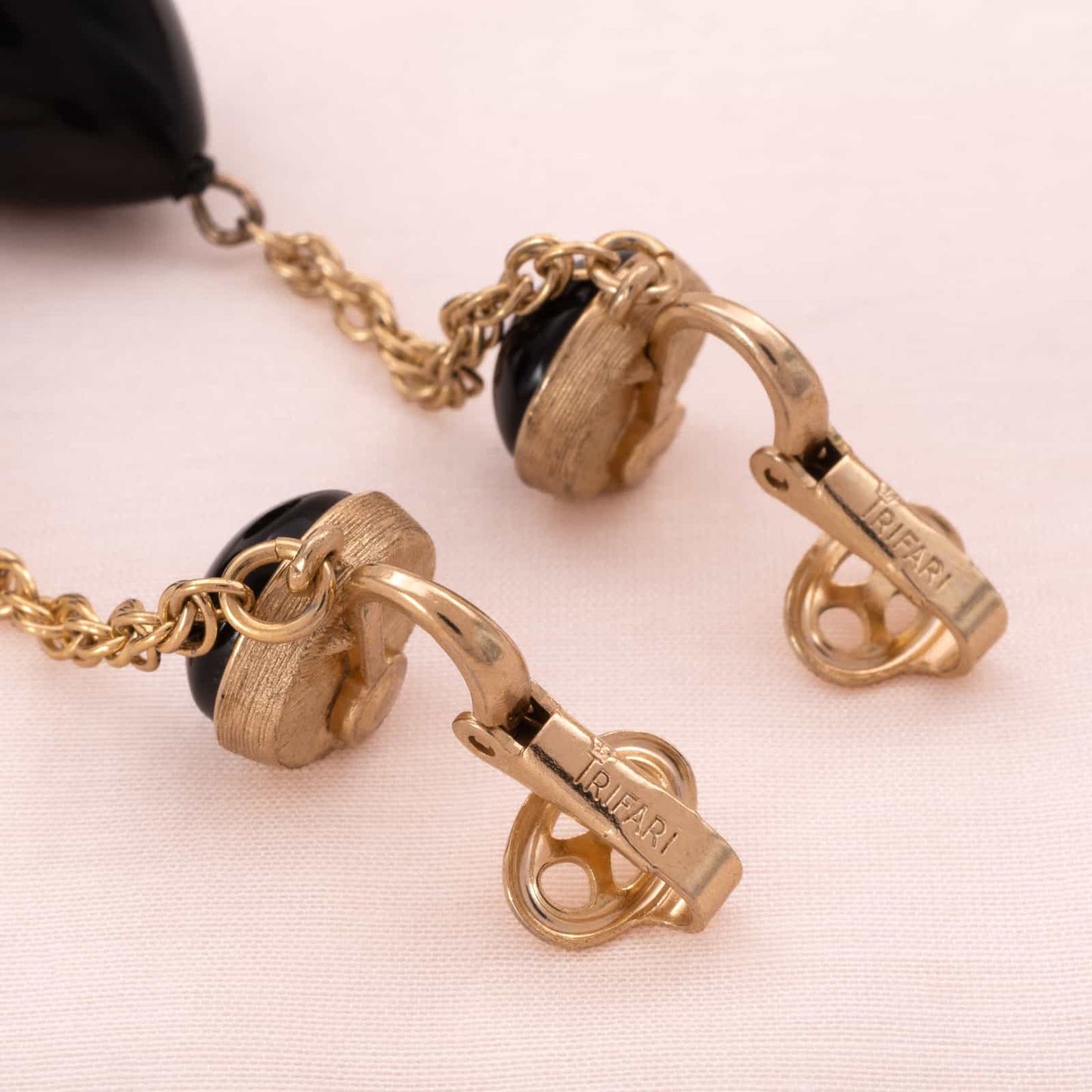 Trifari-lange-schwingende-Ohrclips-schwarze-Perlentropfen-Signatur