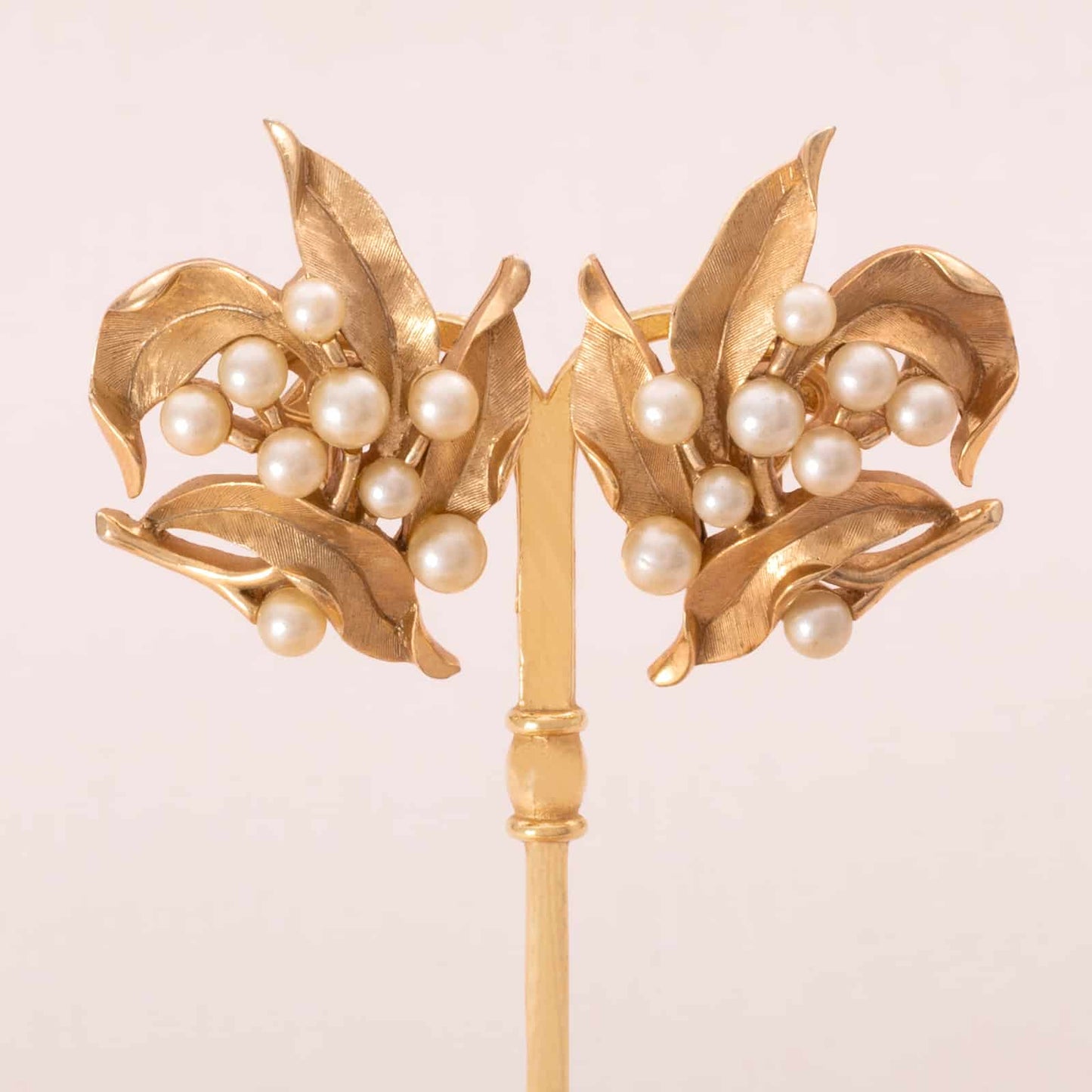Trifari-Ohrclips-floral-vergoldet-Perlen