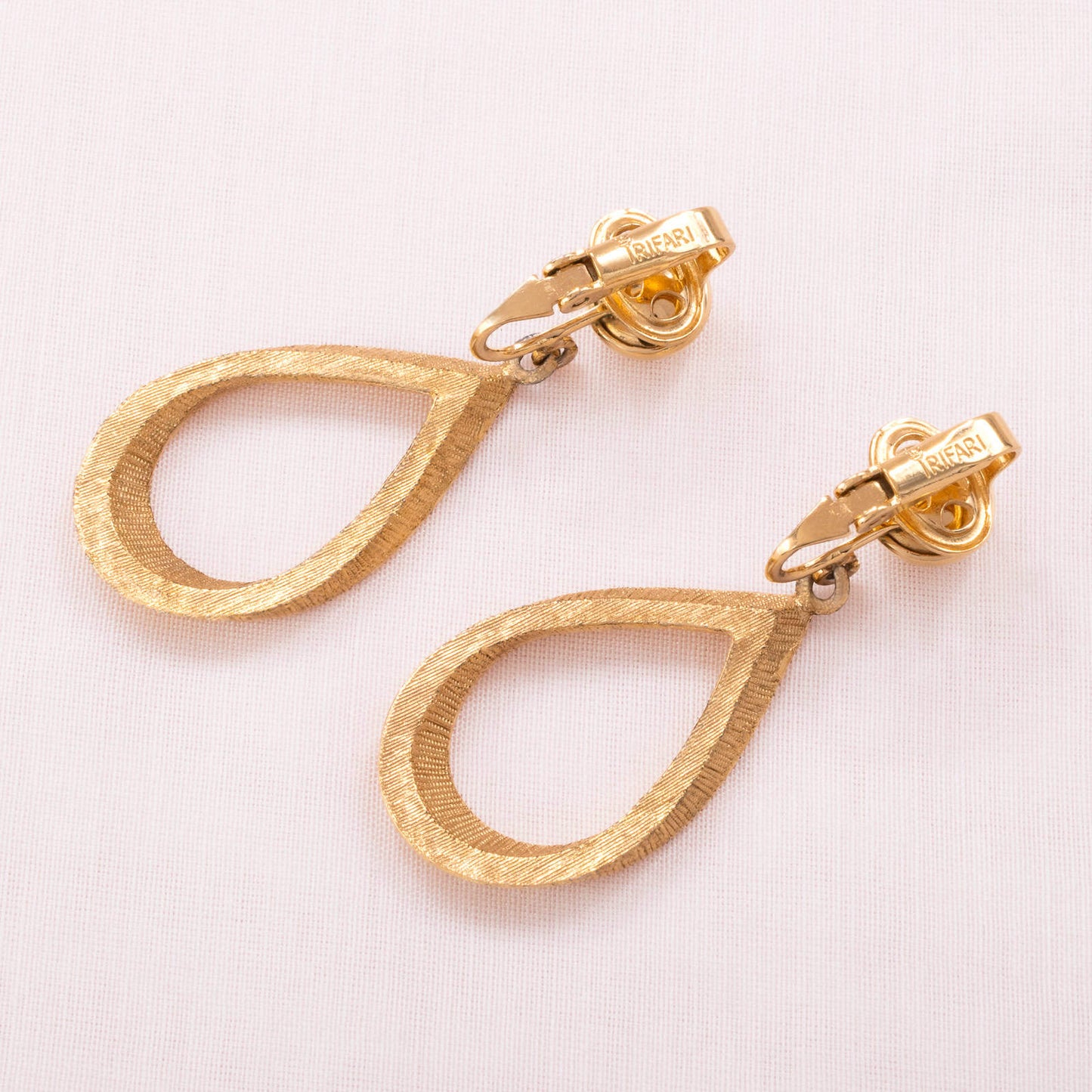 Trifari-vergoldete-Ohrclips-in-Tropfen-Form-Rückseiten-Clip-Signatur