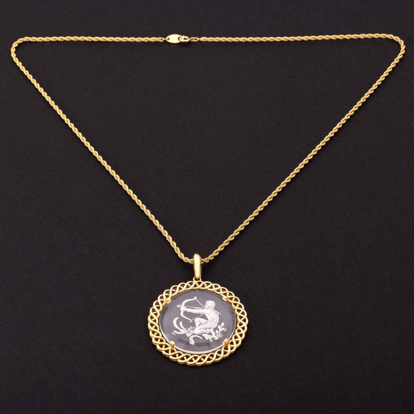 Trifari-Sternzeichen-Schütze-Anhänger-an-vergoldeter-Kordelkette