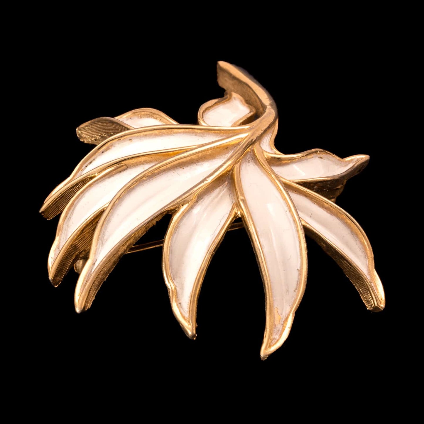 Trifari-vergoldete-Blatt-Brosche-weiß-emailliert
