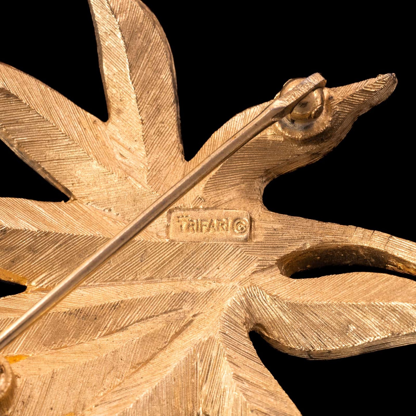 Trifari-vergoldete-Blatt-Brosche-Signatur