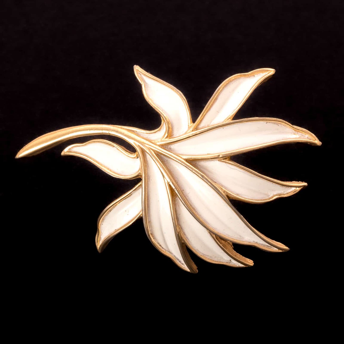 Trifari-vergoldete-Blatt-Brosche-weiß-emailliert