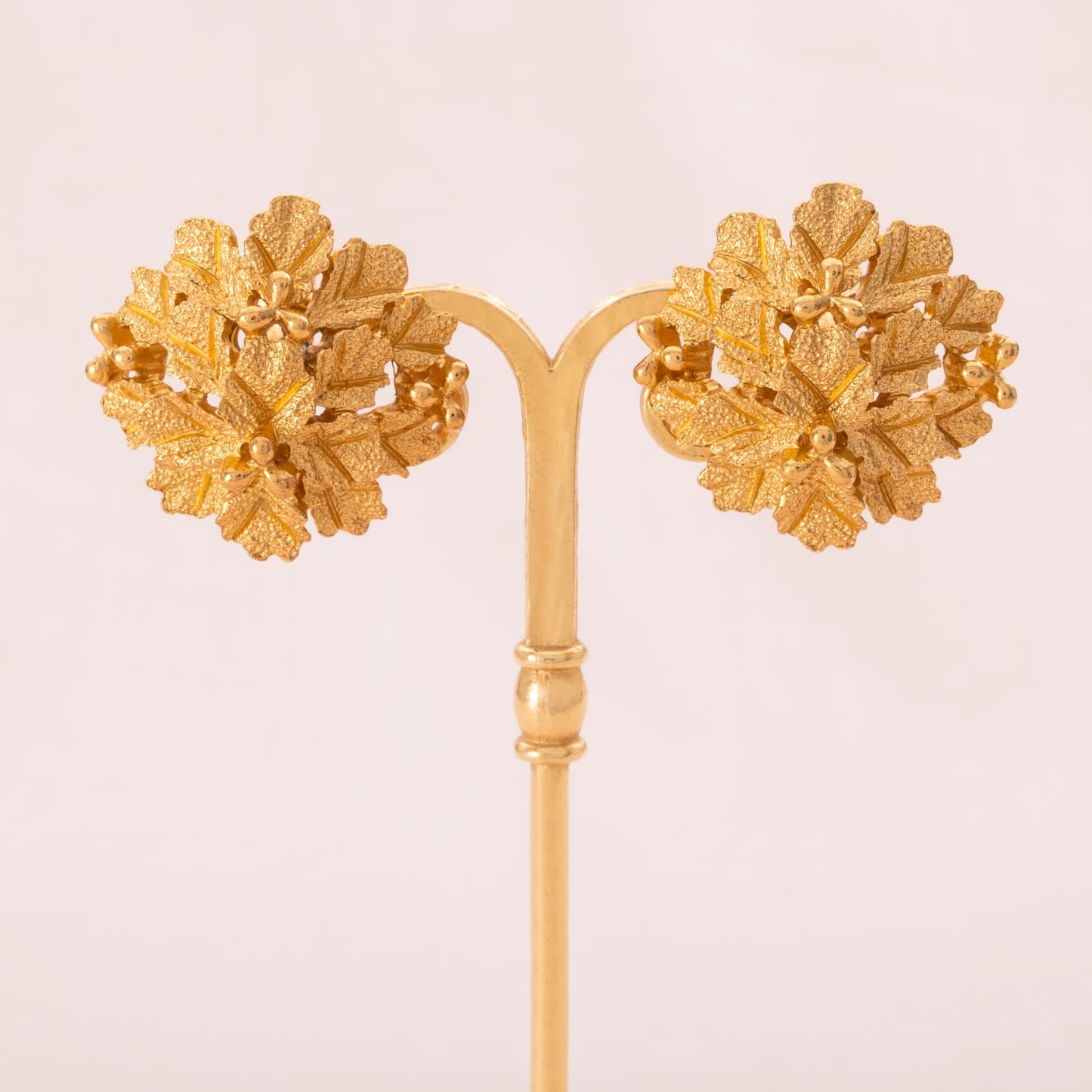 Trifari-vergoldete-Ohrclips-florales-Design-60er-Jahre