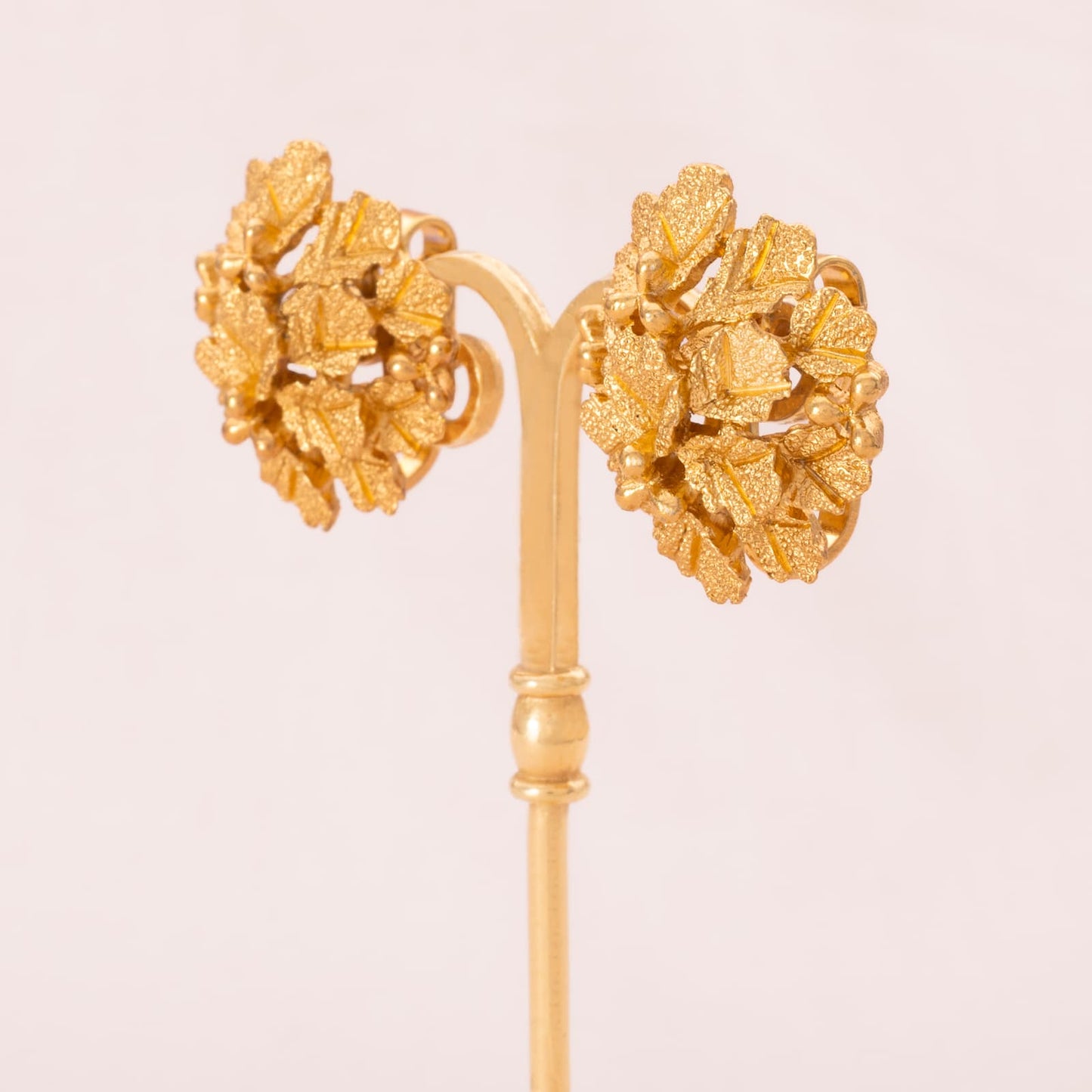 Trifari-vergoldete-Ohrclips-florales-Design-60er-Jahre-Seitenansicht