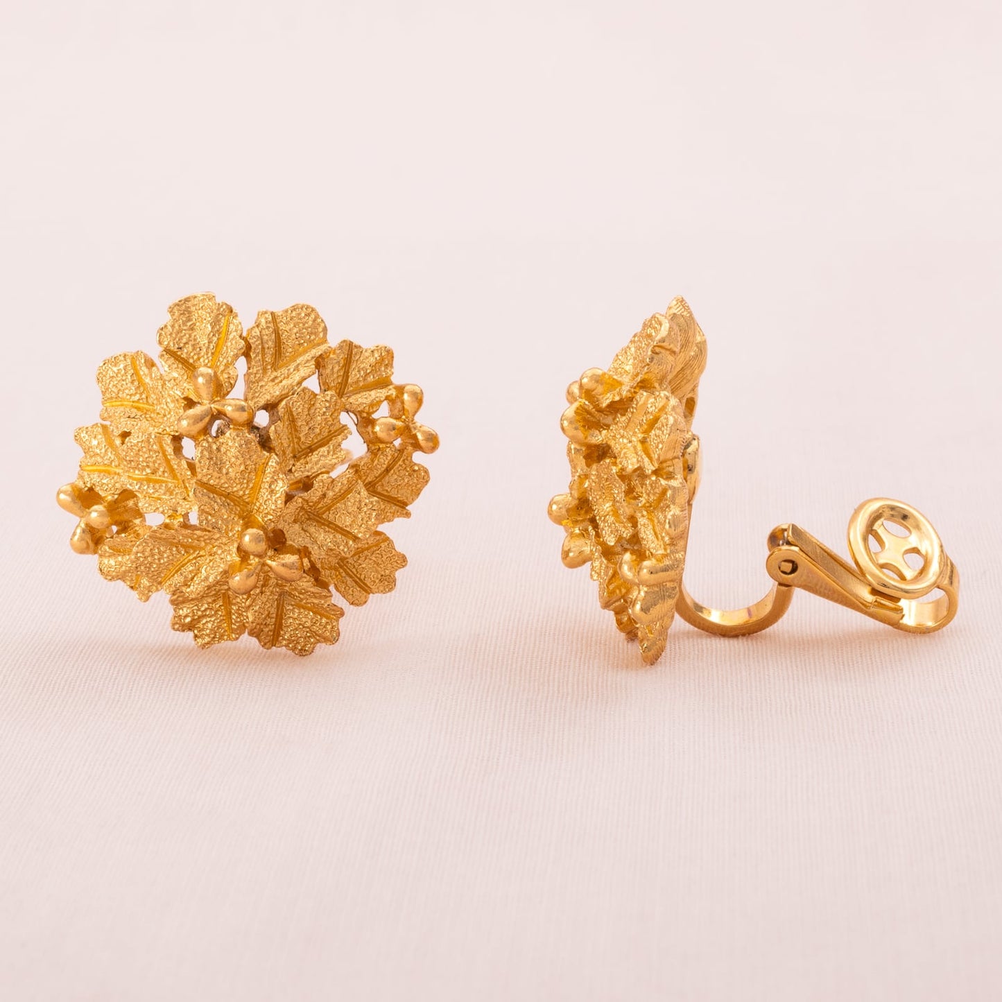 Trifari-vergoldete-Ohrclips-florales-Design-60er-Jahre
