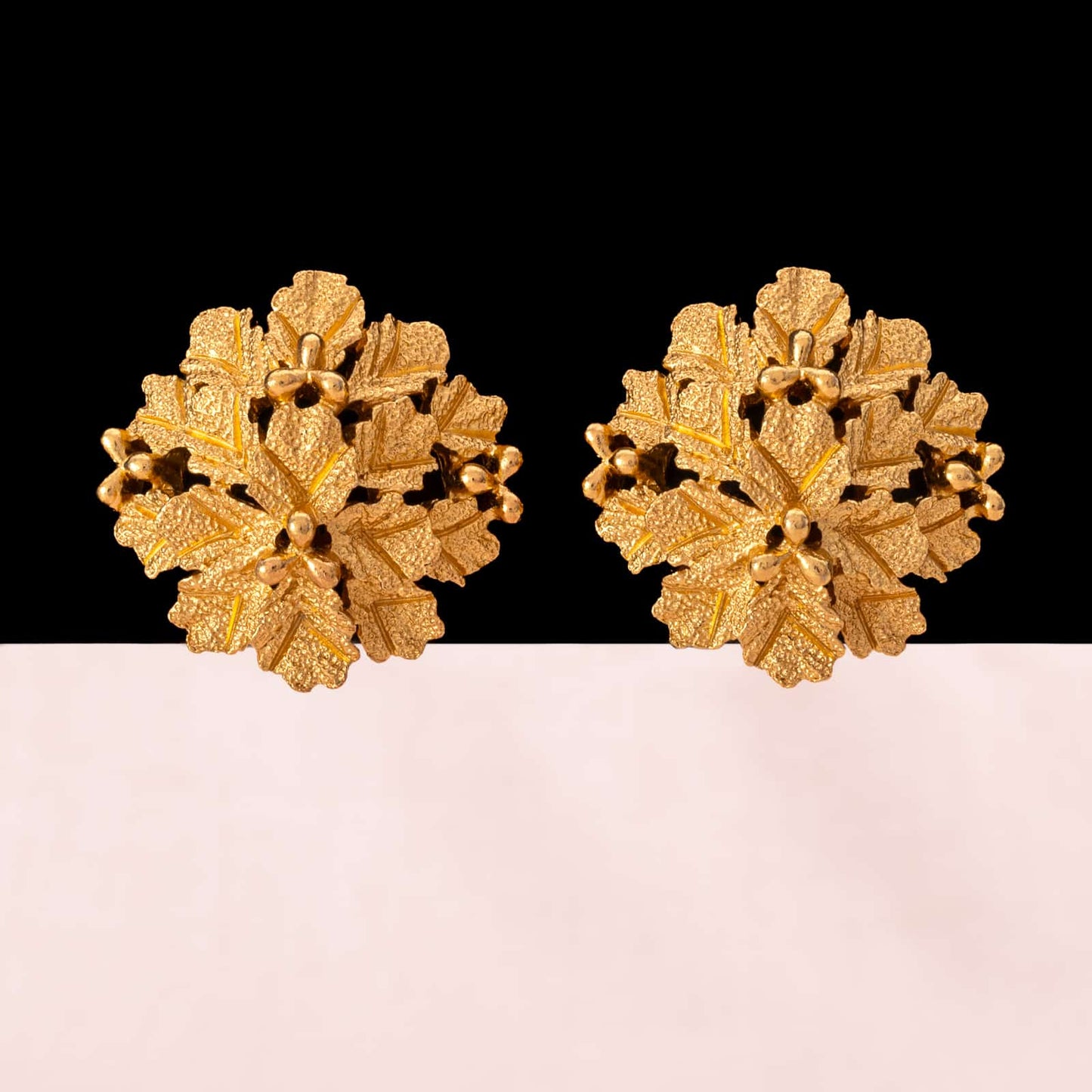 Trifari-vergoldete-Ohrclips-florales-Design-60er-Jahre