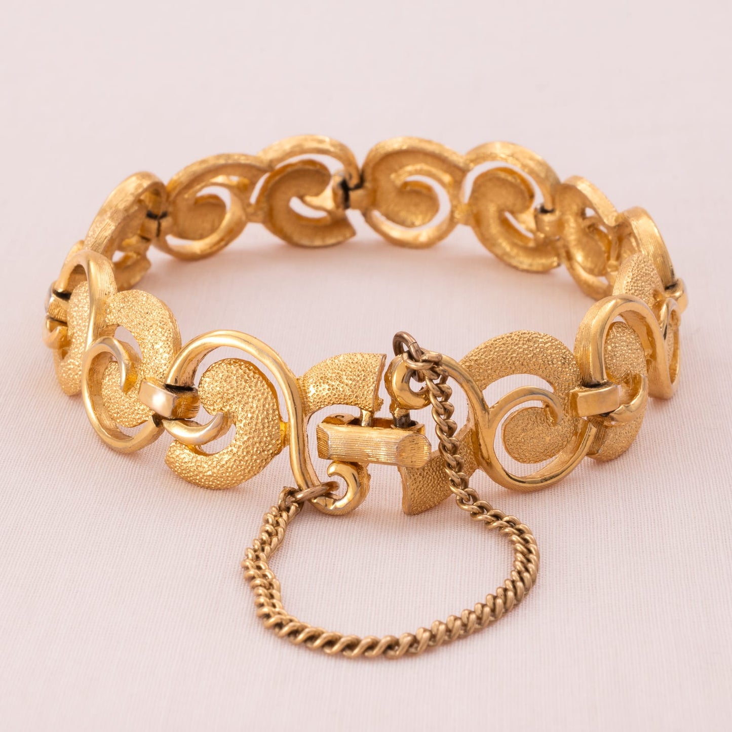 Trifari-vergoldetes-Armband-60er-Jahre-mit-Sicherheitskette