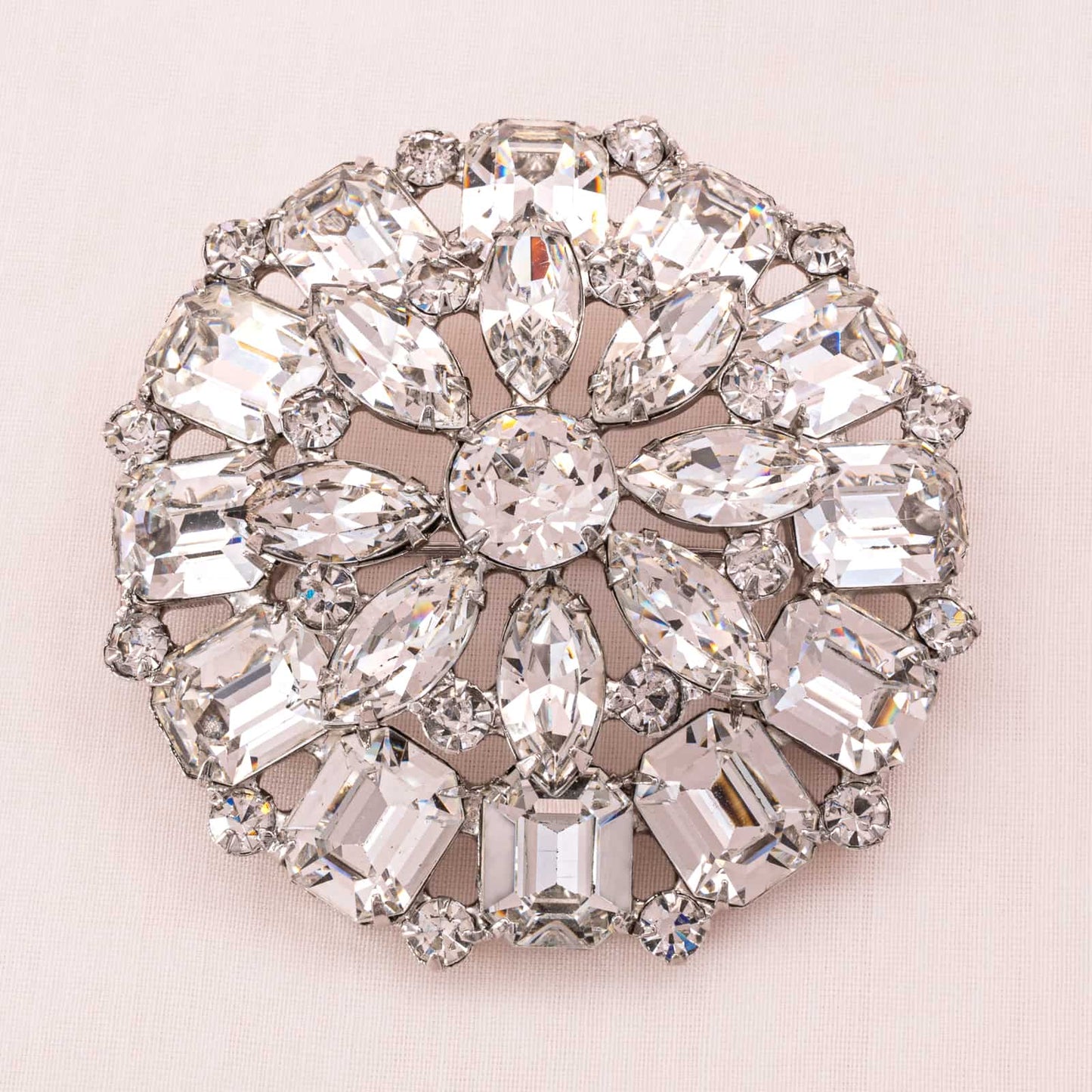 WEISS-große-Brosche-stark-glitzernde-Strasssteine