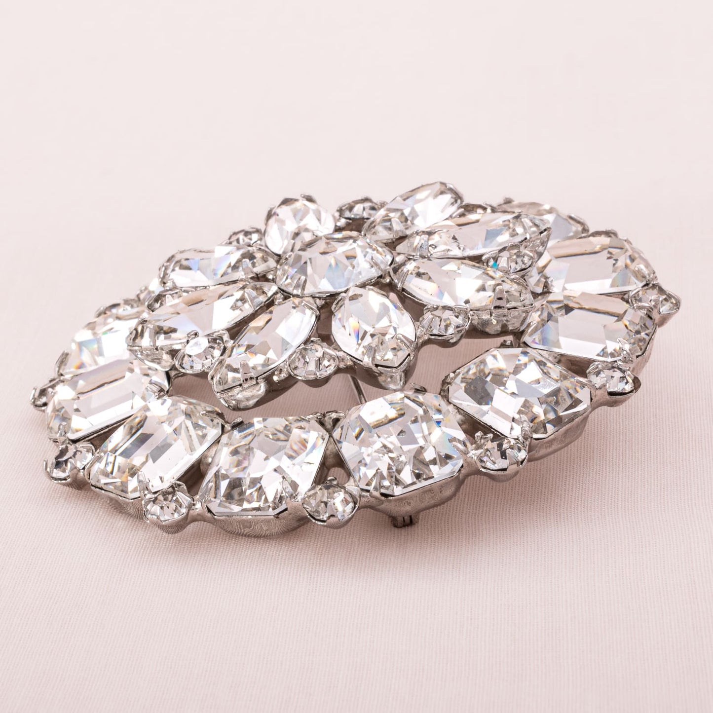 WEISS-große-Brosche-stark-glitzernde-Strasssteine