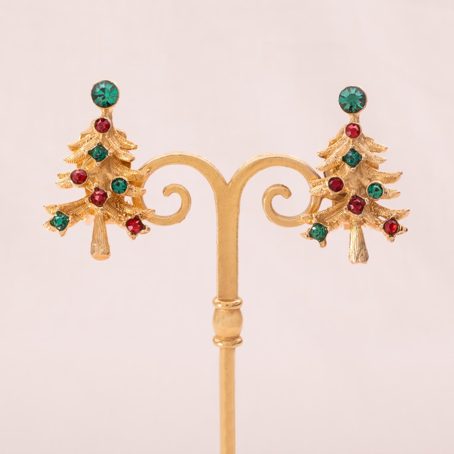 Weihnachtsbaum-Ohrclips-vergoldet-mit-grünem-und-rotem-Strass-geschmückt
