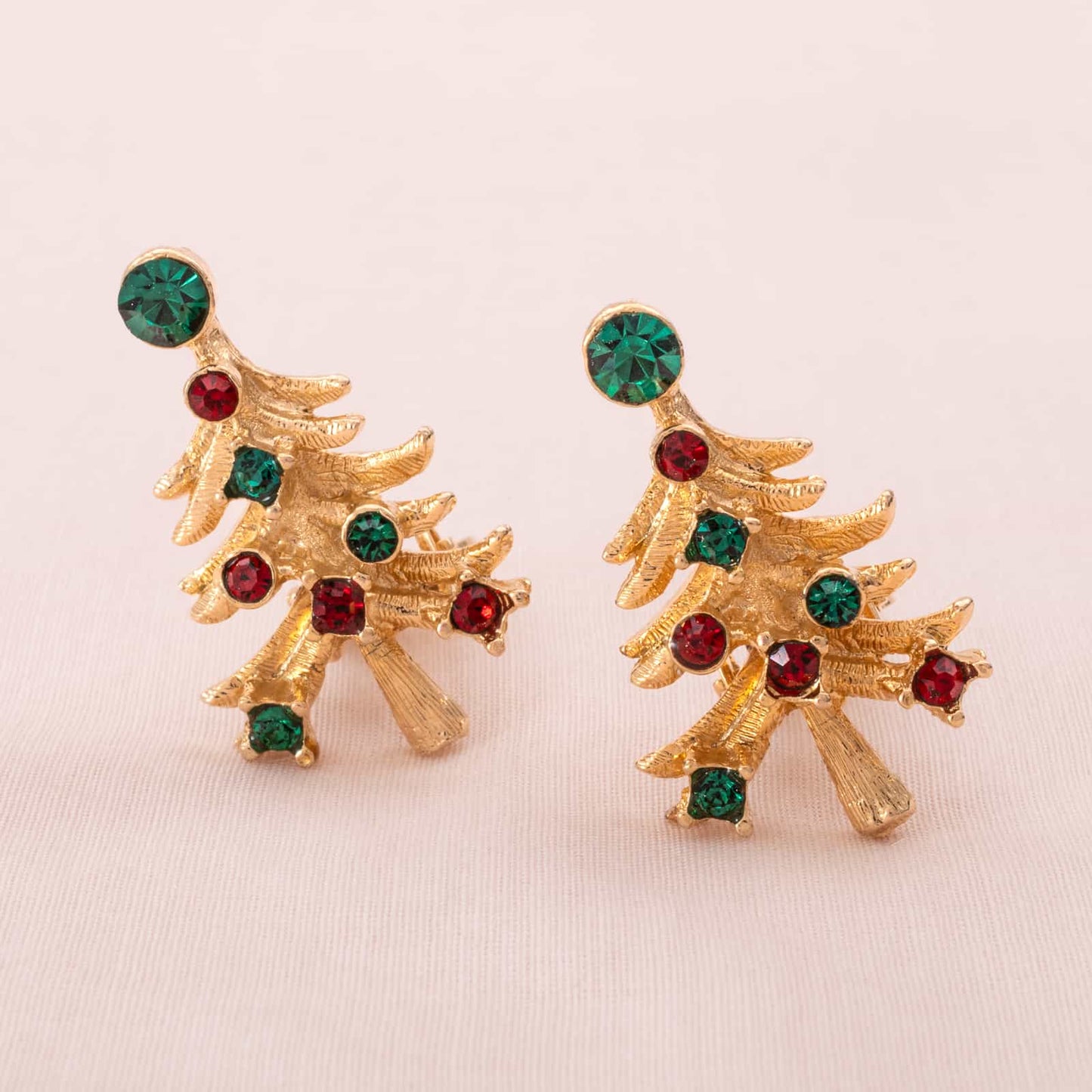 Weihnachtsbaum-Ohrclips-vergoldet-mit-grünem-und-rotem-Strass-geschmückt