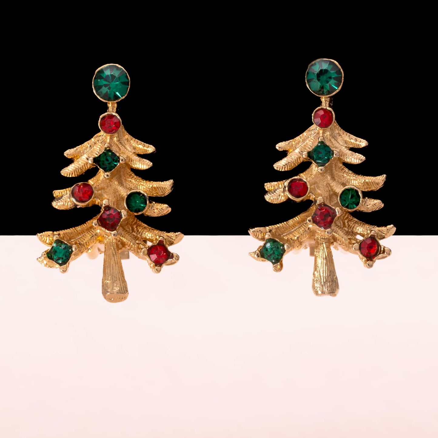 Weihnachtsbaum-Ohrclips-vergoldet-mit-grünem-und-rotem-Strass-geschmückt