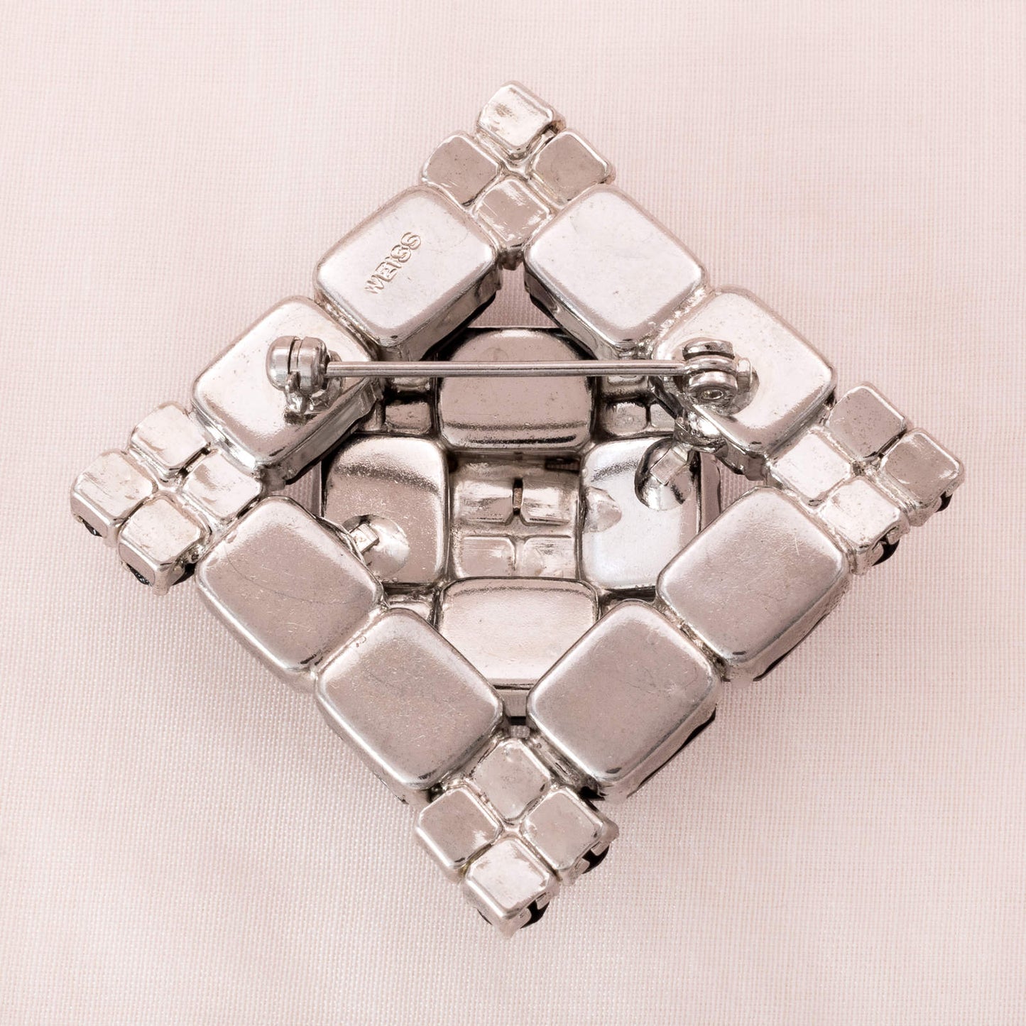 WEISS-eckige-Strass-Brosche-Rückseite-rhodiniert