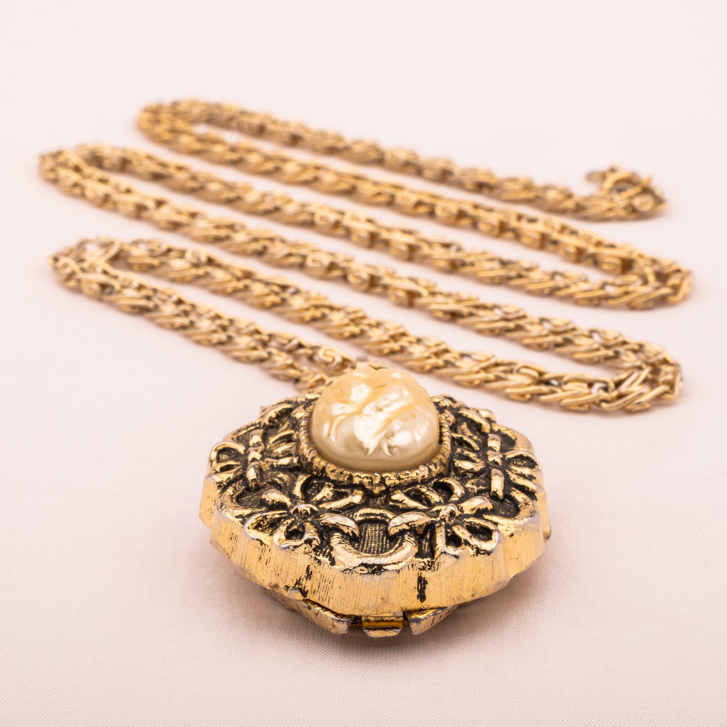 Lange goldfarbene Kette mit Medaillon Seitenansicht