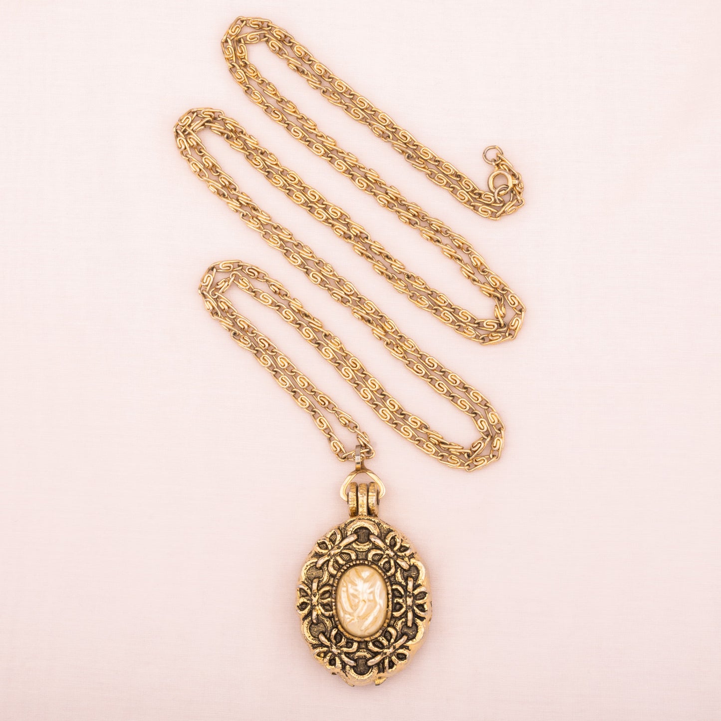 Lange goldfarbene Kette mit Medaillon