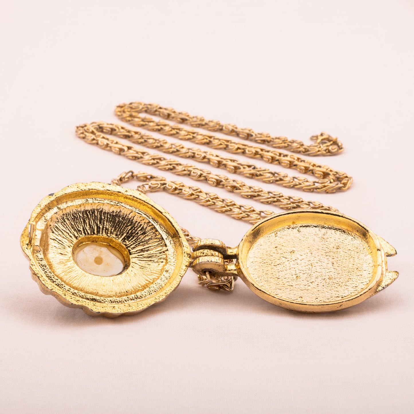 Lange goldfarbene Kette mit offenem Medaillon