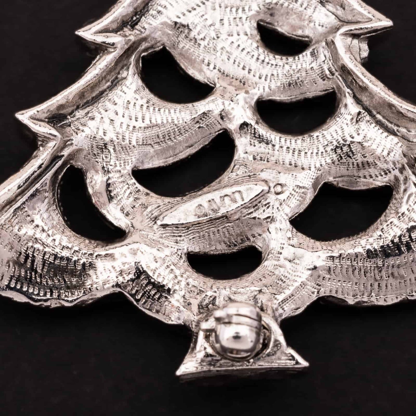 Avon-silberfarbene-Weihnachtsbaum-Brosche-Signatur