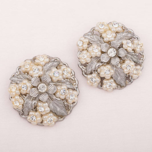 Beaujewels-silberfarbene-Blumen-Ohrclips-mit-Perlen