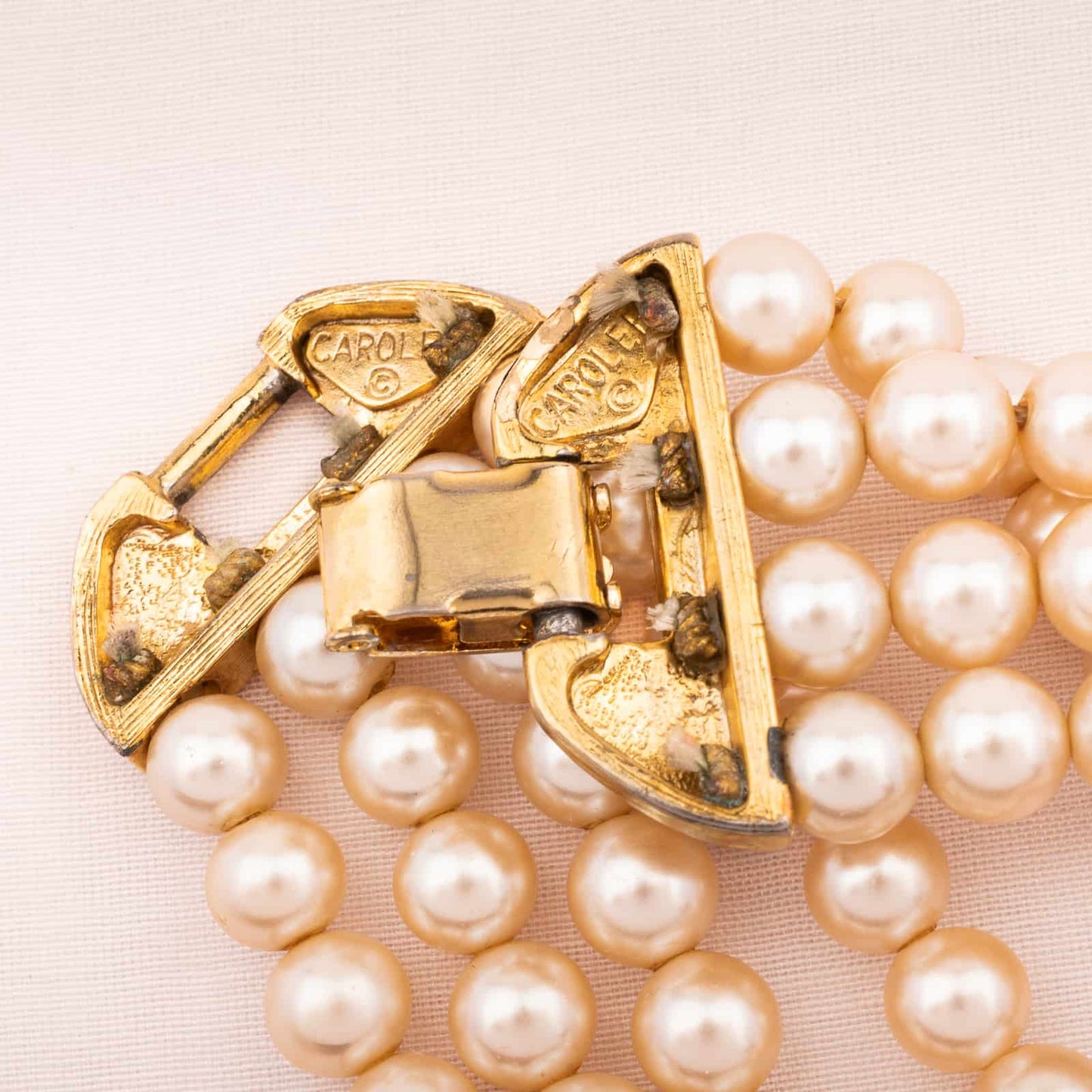 Carolee-vier-reihiges-Perlen-Armband-Signatur