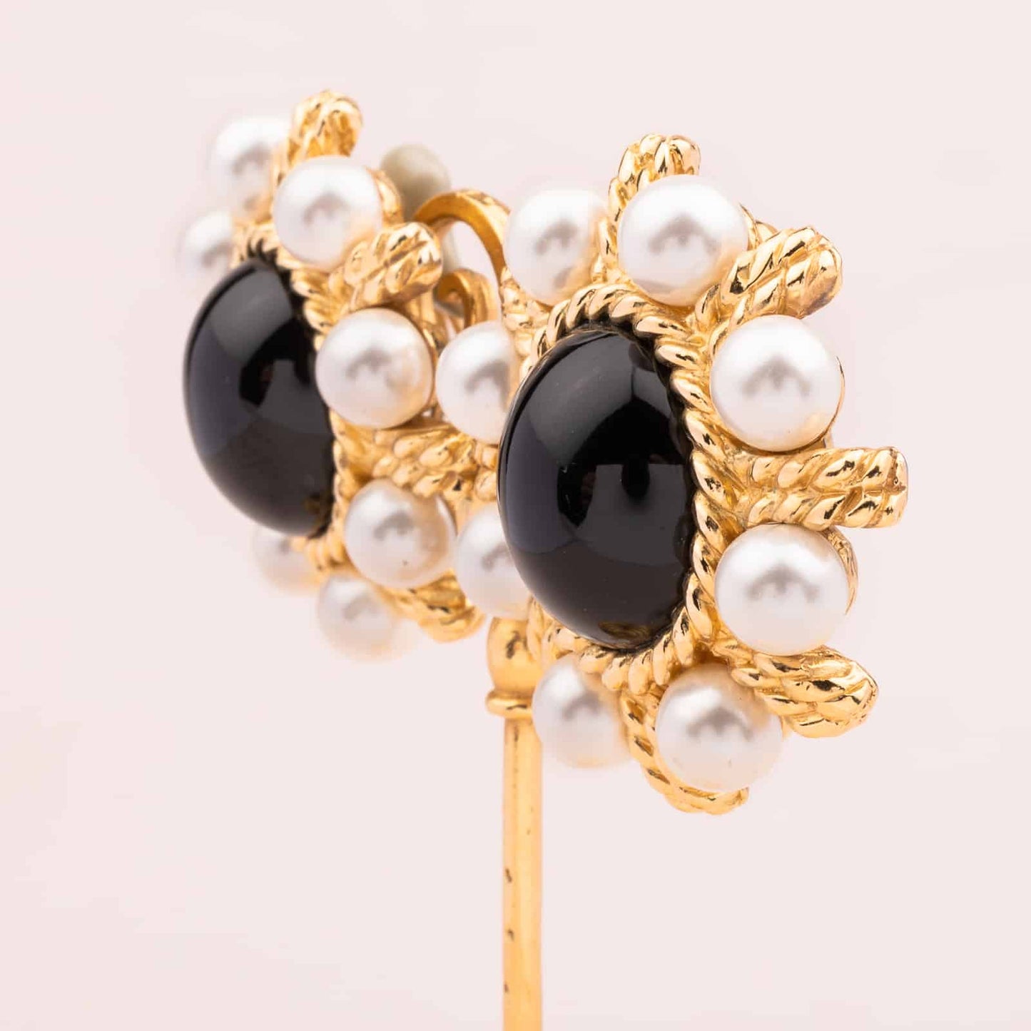 Ciner-Ohrclips-Schwarzer-Cabochon-Perlen