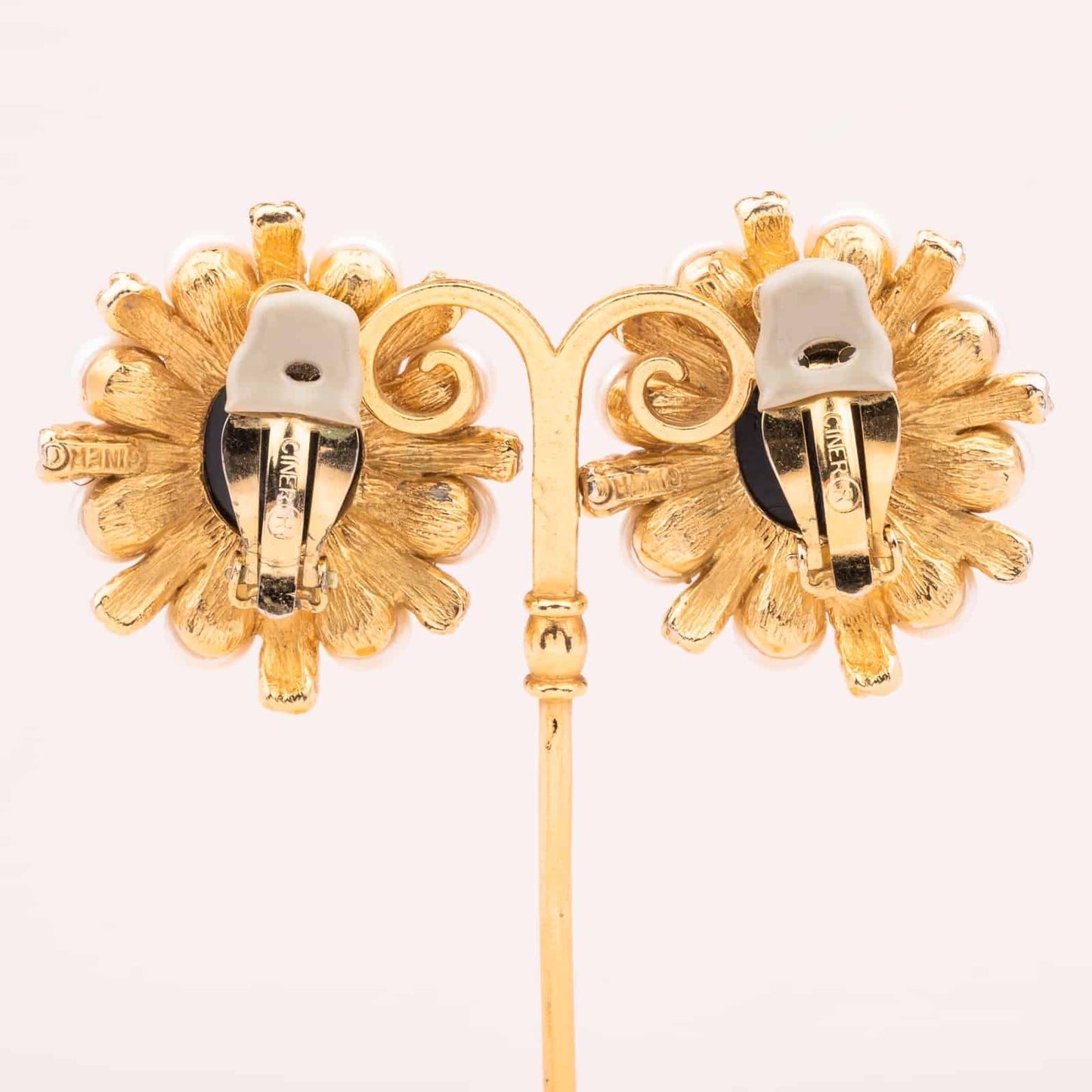 Ciner-Ohrclips-Schwarzer-Cabochon-Perlen-Rückseite