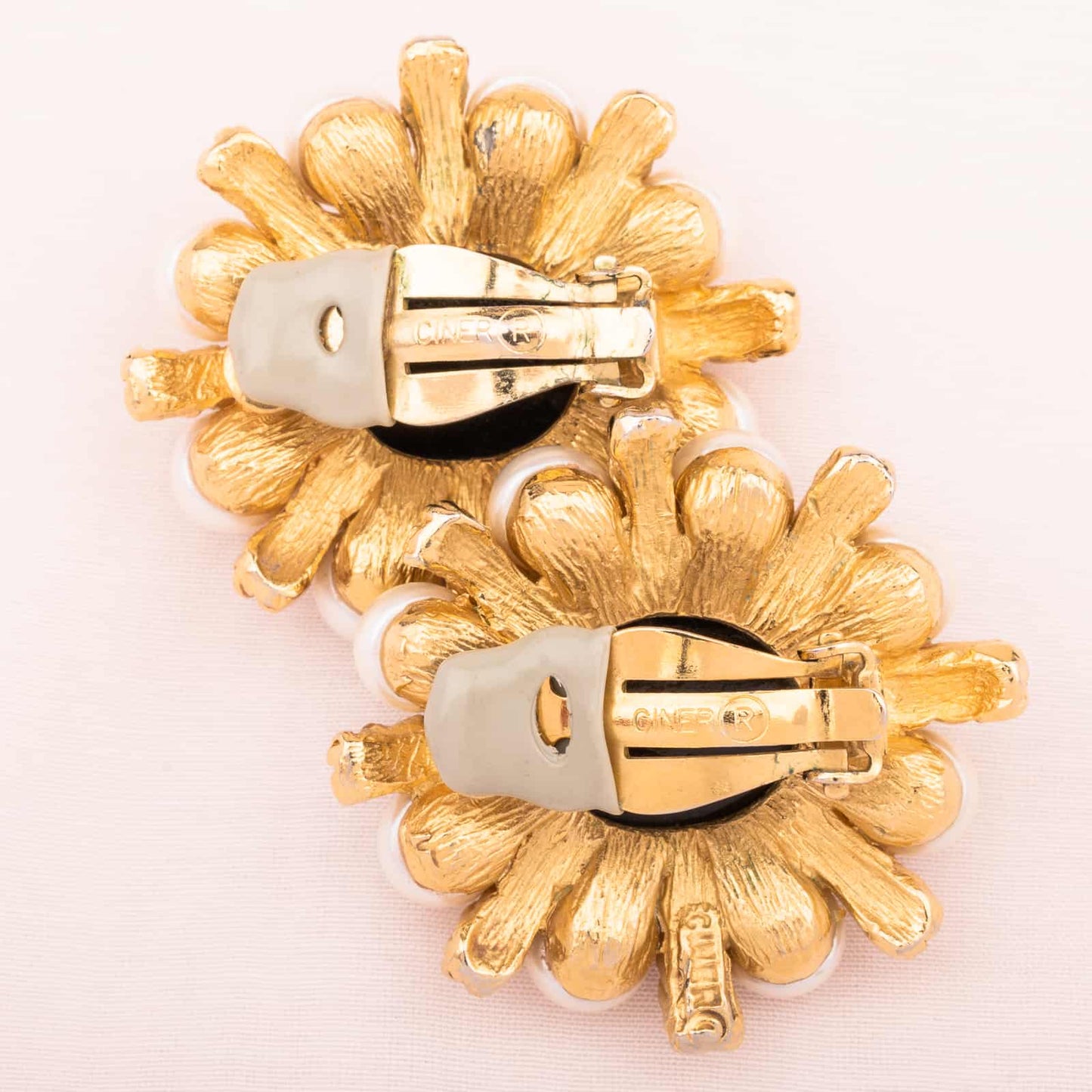 Ciner-Ohrclips-Schwarzer-Cabochon-Perlen-Rückseite