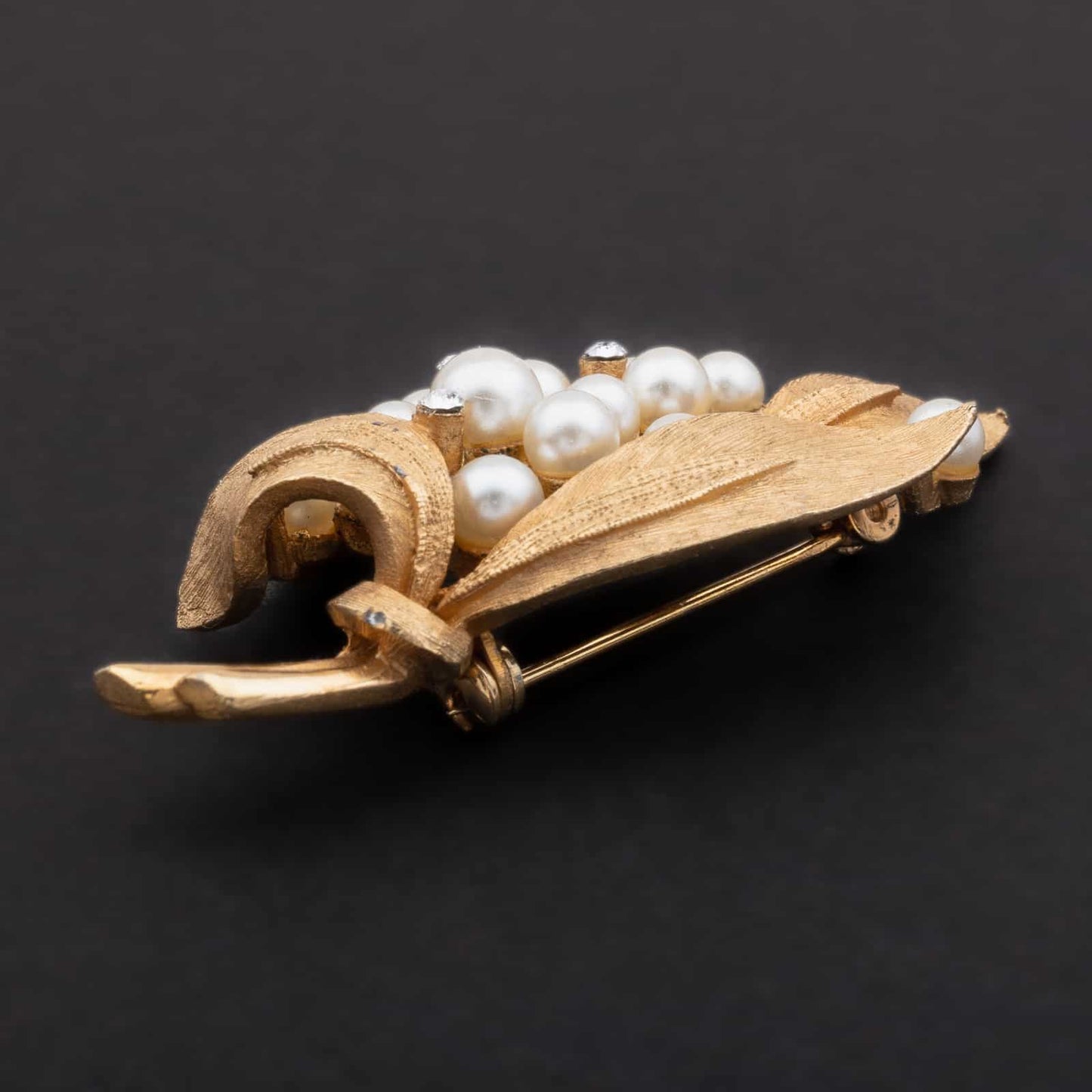 Coro-vergoldete-Brosche-mit-Perlen-und-Strass-Seitenansicht