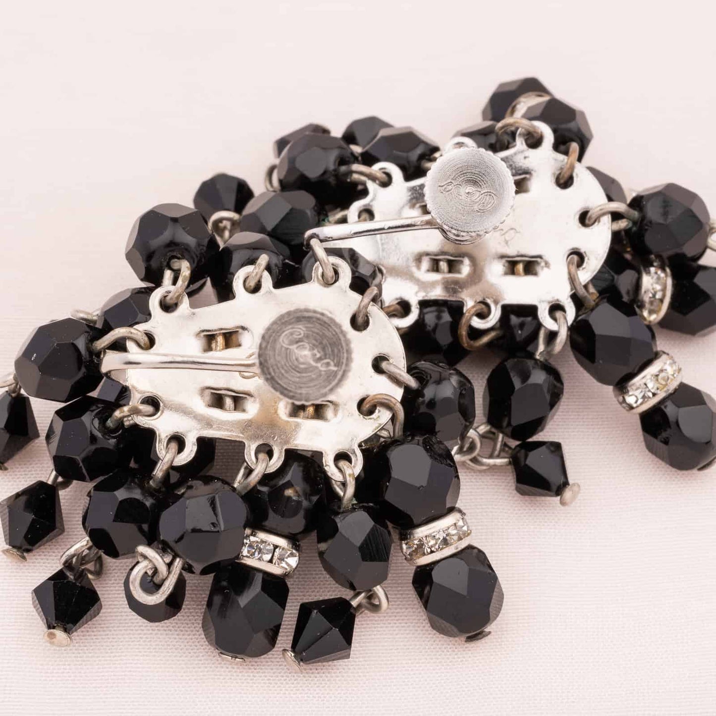 Coro-Schwarze-Cha-Cha-Ohrringe-Kristallperlen-Rückseiten-mit-Signatur