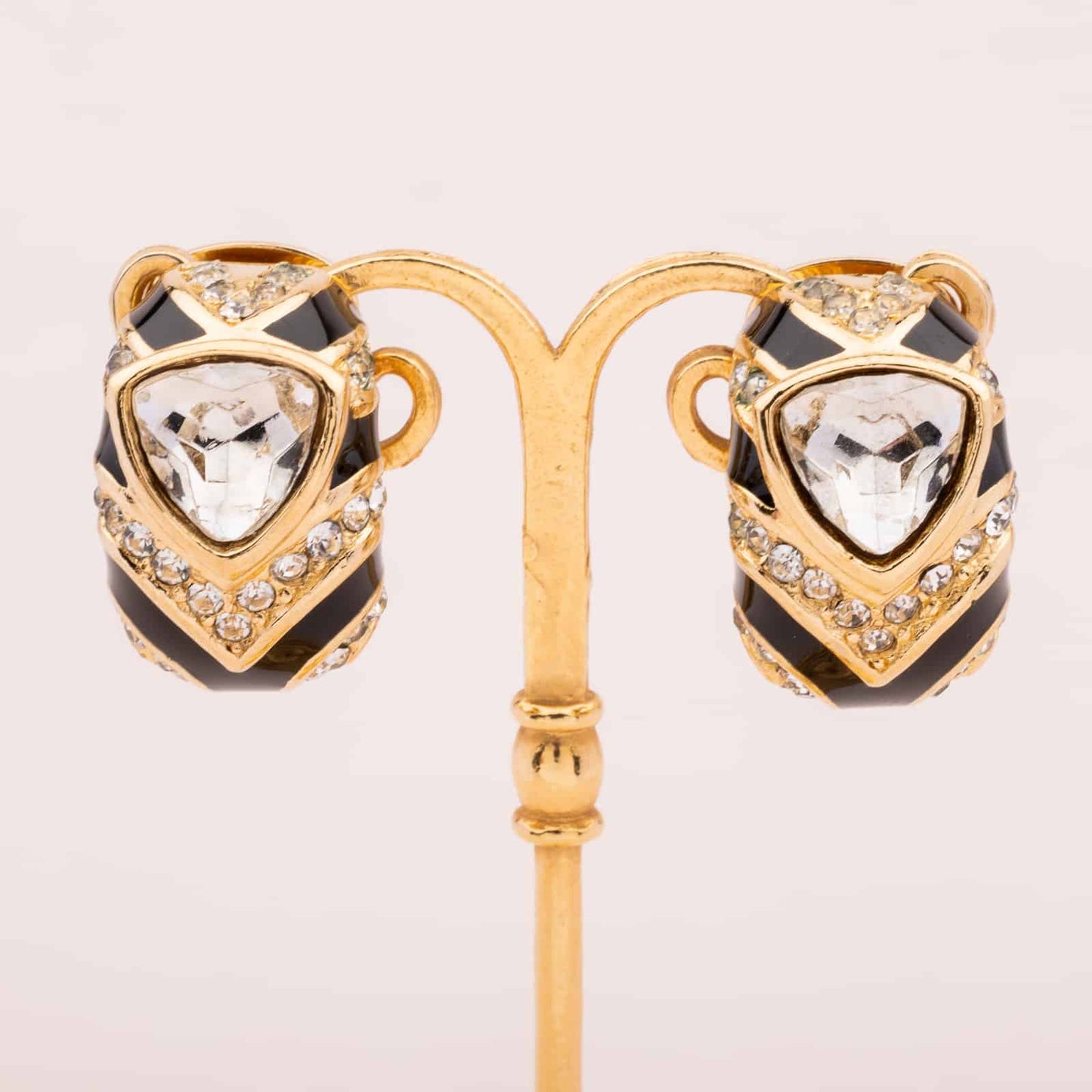 Dior-Ohrclips-mit-Kristallsteinen-und-schwarzer-Emaille