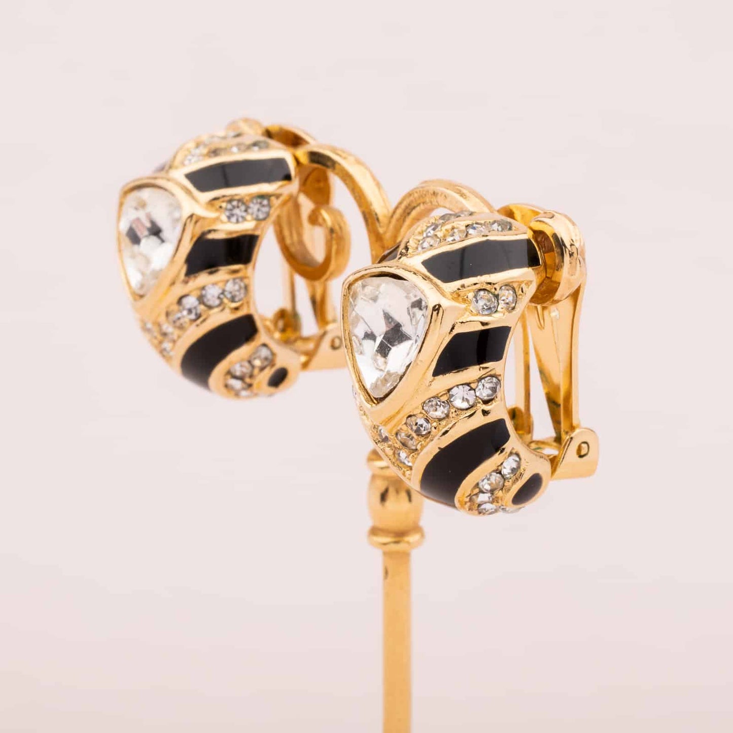 Dior-Ohrclips-mit-Kristallsteinen-und-schwarzer-Emaille