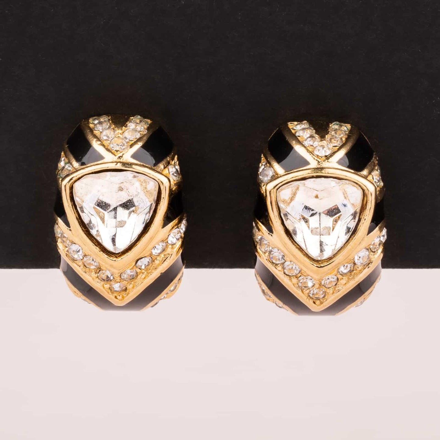 Dior-Ohrclips-mit-Kristallsteinen-und-schwarzer-Emaille