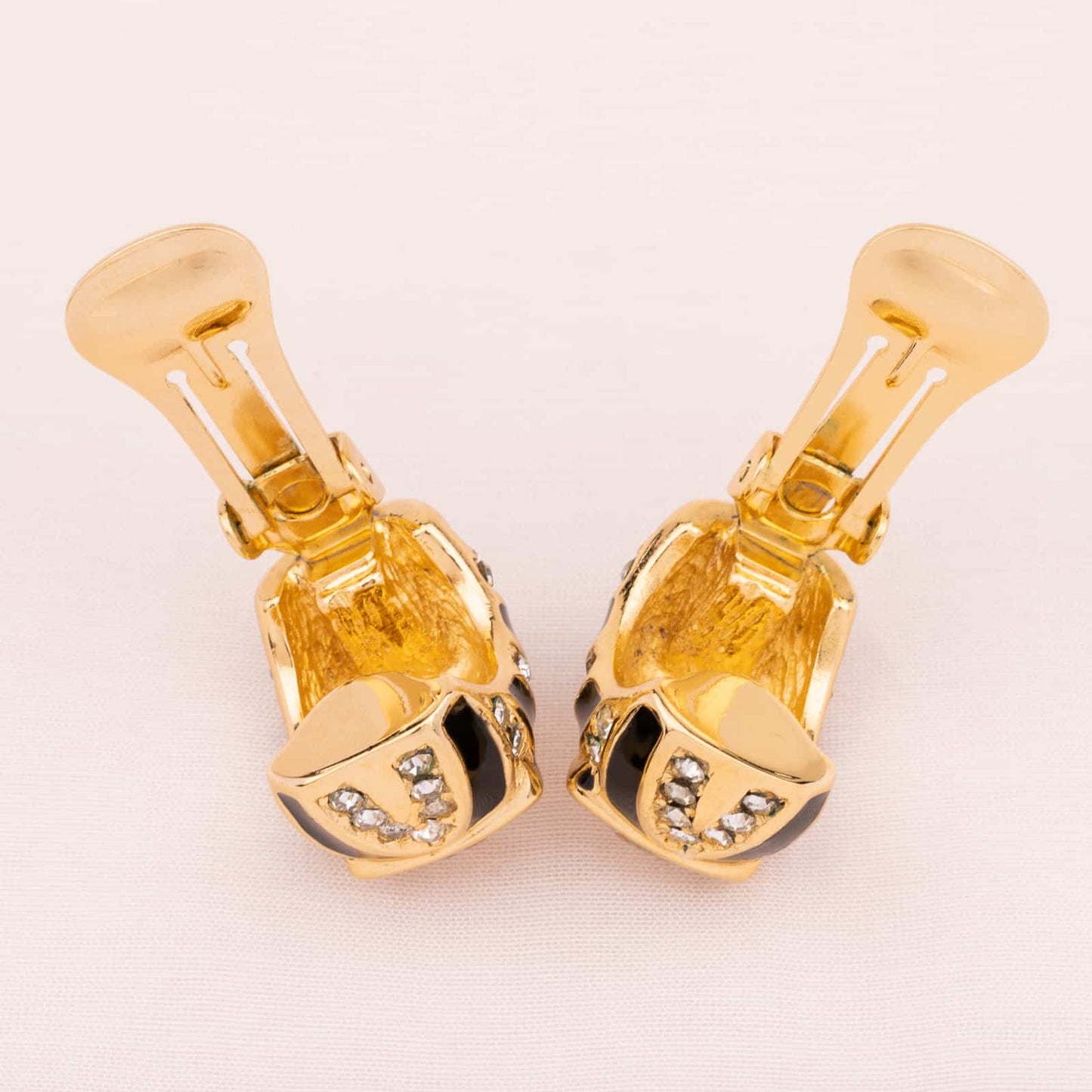Dior-Ohrclips-mit-Kristallsteinen-und-schwarzer-Emaille-Rückseiten