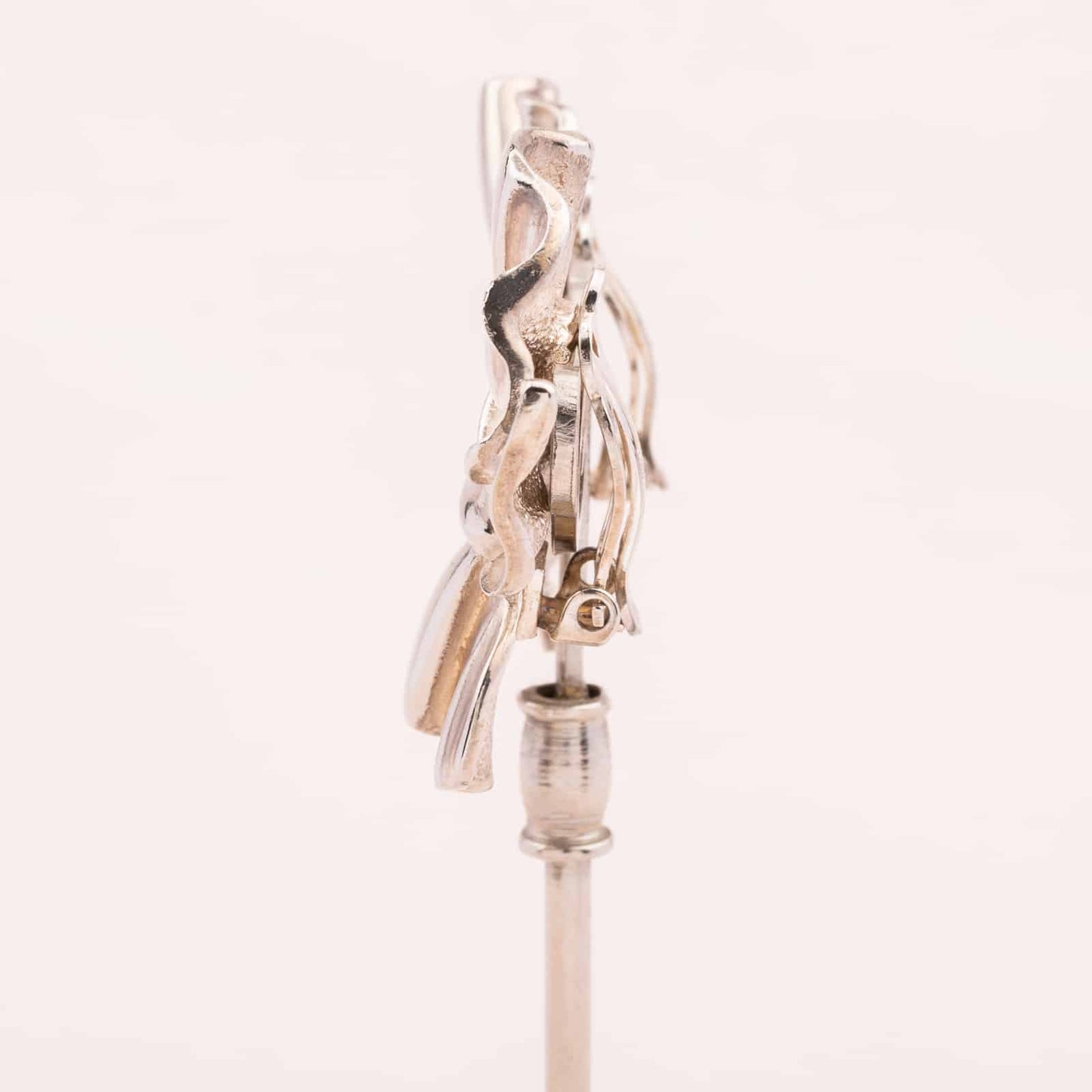 Givenchy-Schleifen-Ohrclips-versilbert-80s-Seitenansicht