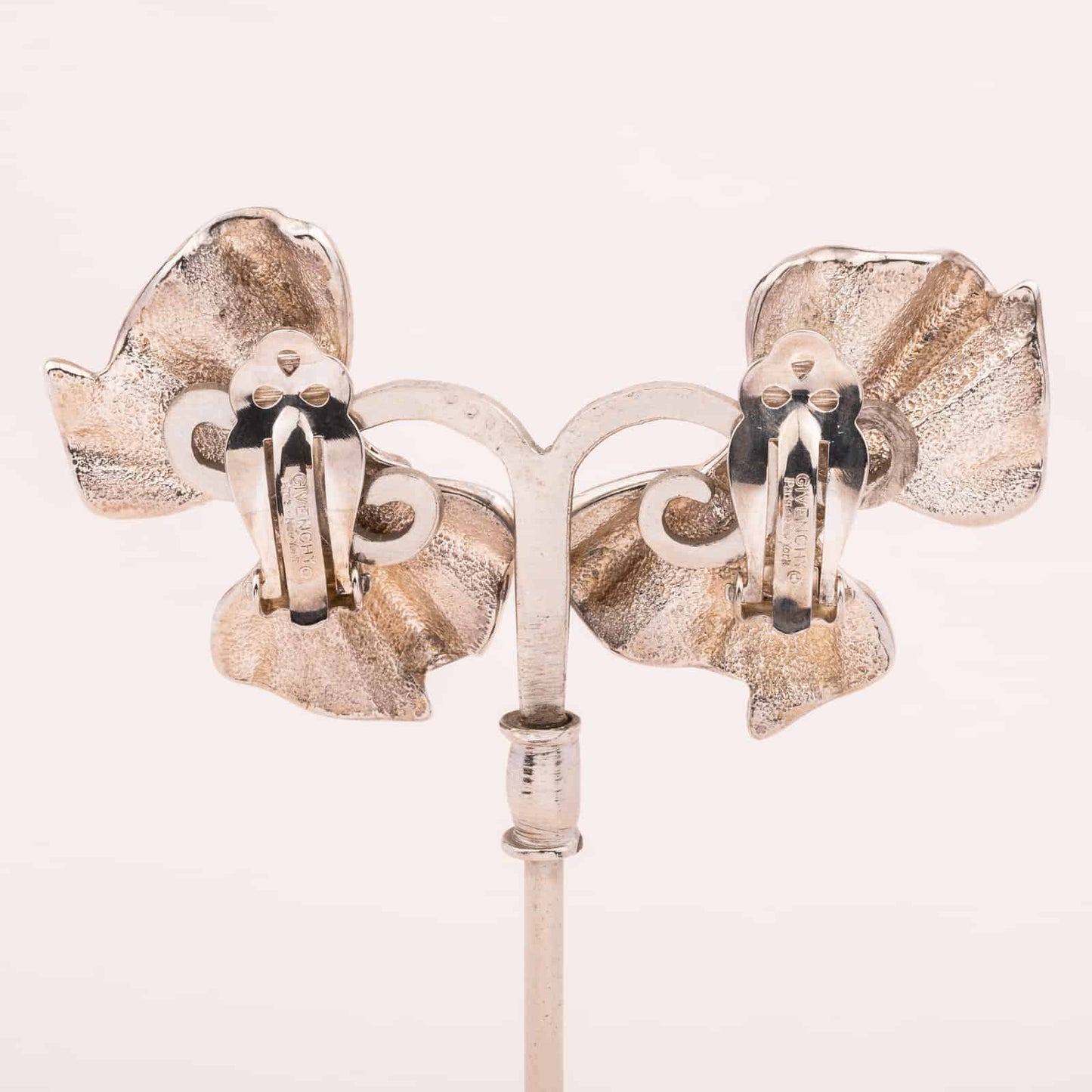 Givenchy-Schleifen-Ohrclips-versilbert-80s-Rückseiten
