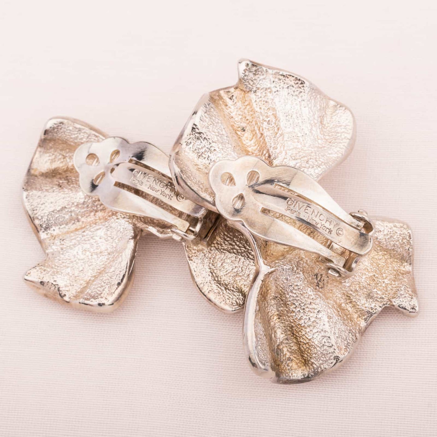 Givenchy-Schleifen-Ohrclips-versilbert-80s-Signatur