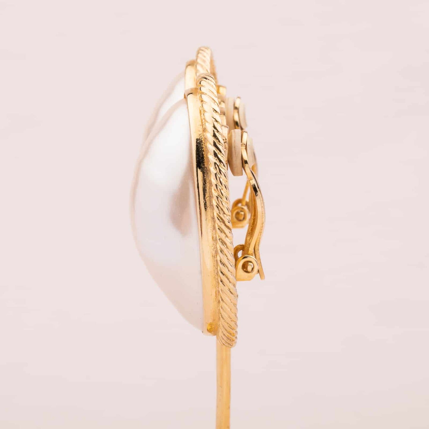 Givenchy große Ohrclips mit ovaler Perle Seitenansicht