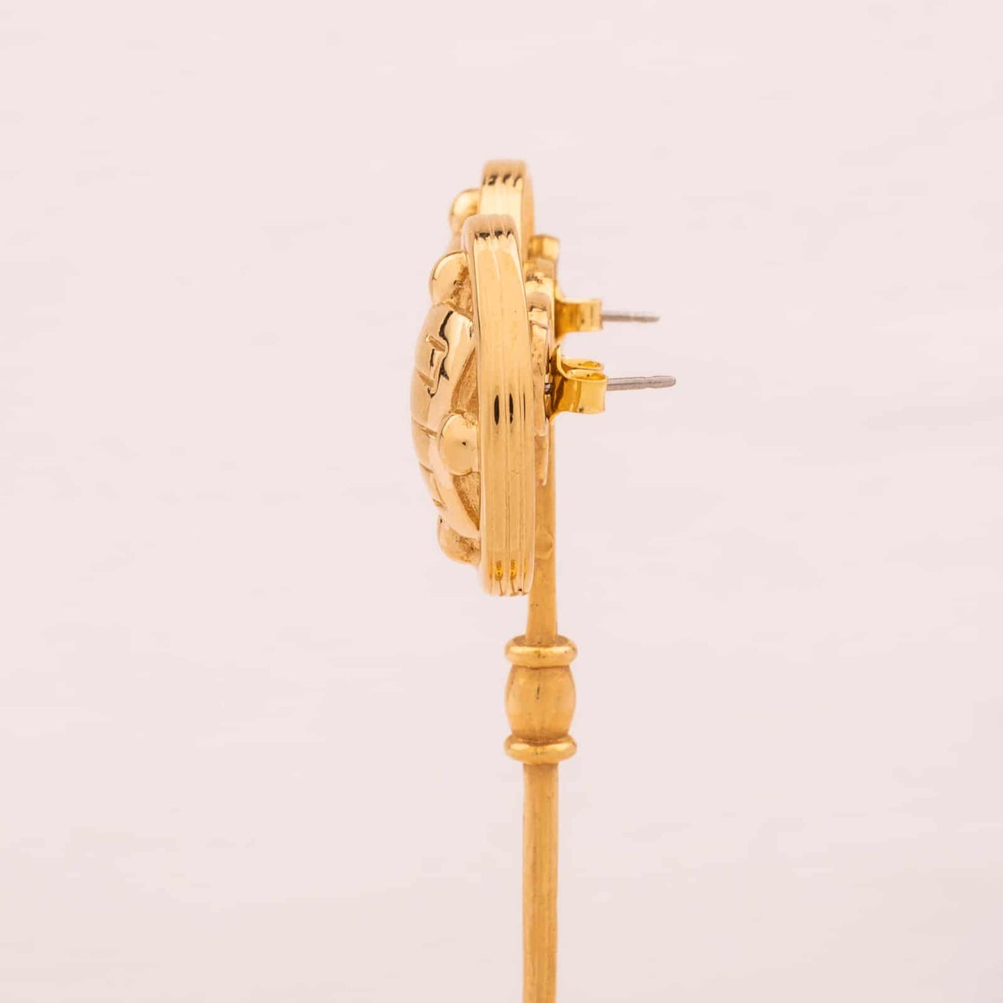 Givenchy-Vintage-Ohrringe-runde-Form-mit-Logo-Seitenansicht