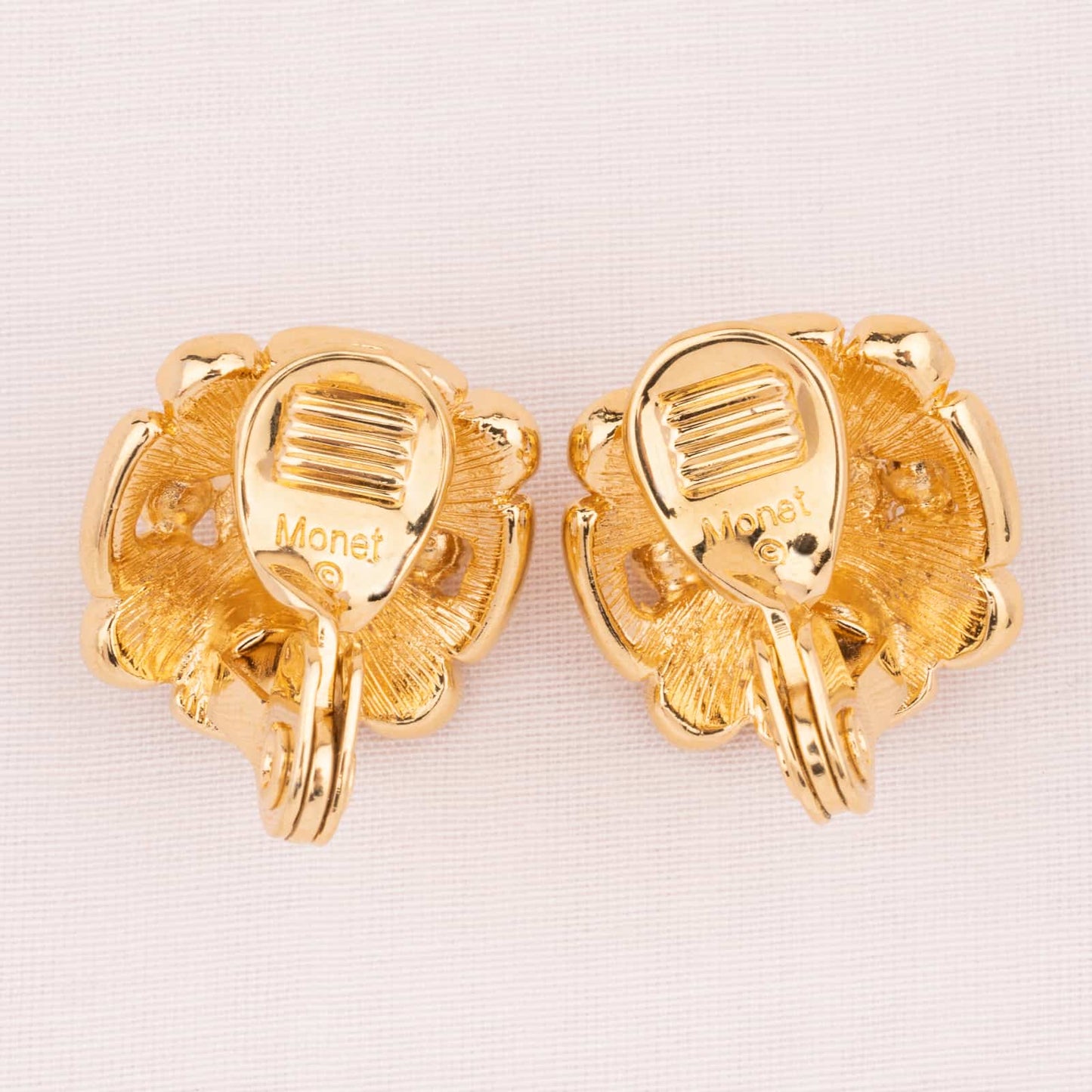 Monet-vergoldete-Ohrclips-Rückseiten-mit-Signatur