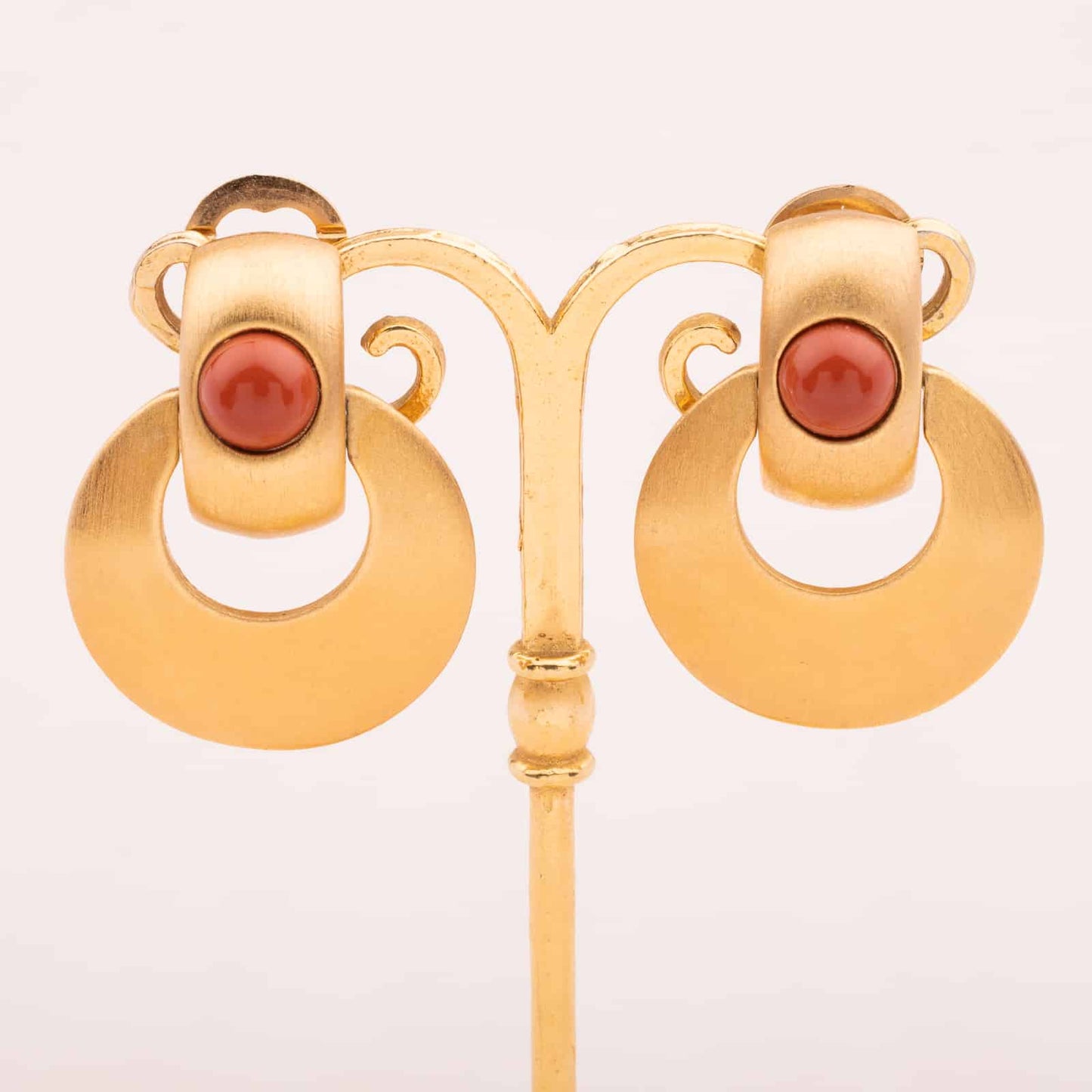 Monet-goldfarbene-Türklopfer-Ohrringe-mit-korallenfarbenen-Cabochons