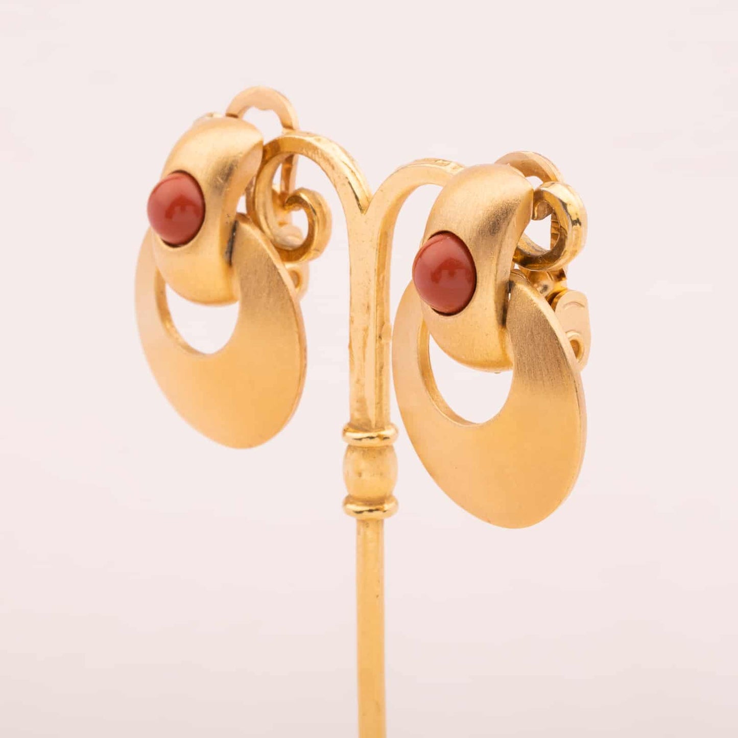 Monet-goldfarbene-Türklopfer-Ohrringe-mit-korallenfarbenen-Cabochons