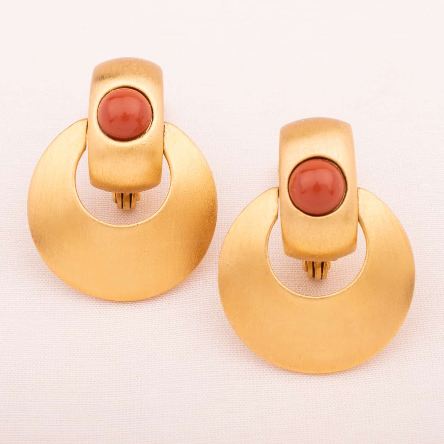 Monet-goldfarbene-Türklopfer-Ohrringe-mit-korallenfarbenen-Cabochons