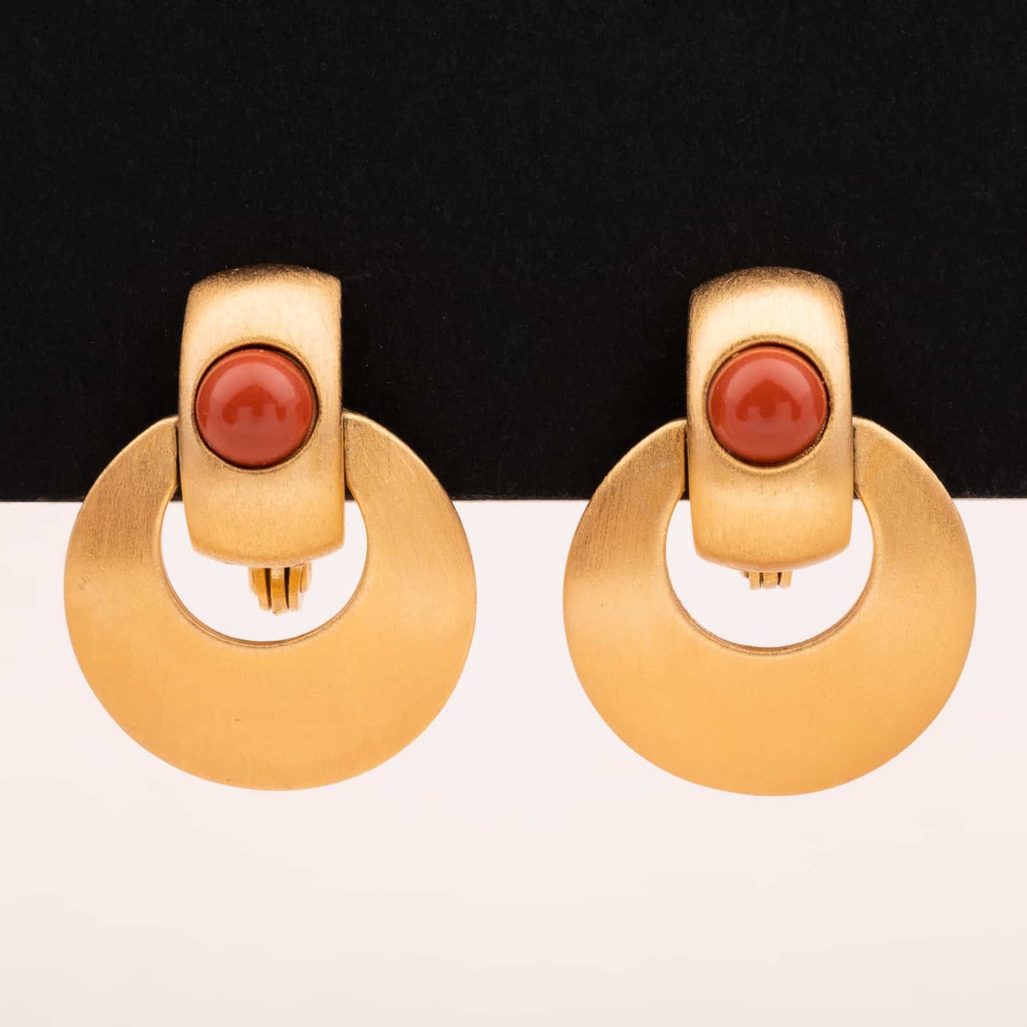 Monet-goldfarbene-Türklopfer-Ohrringe-mit-korallenfarbenen-Cabochons