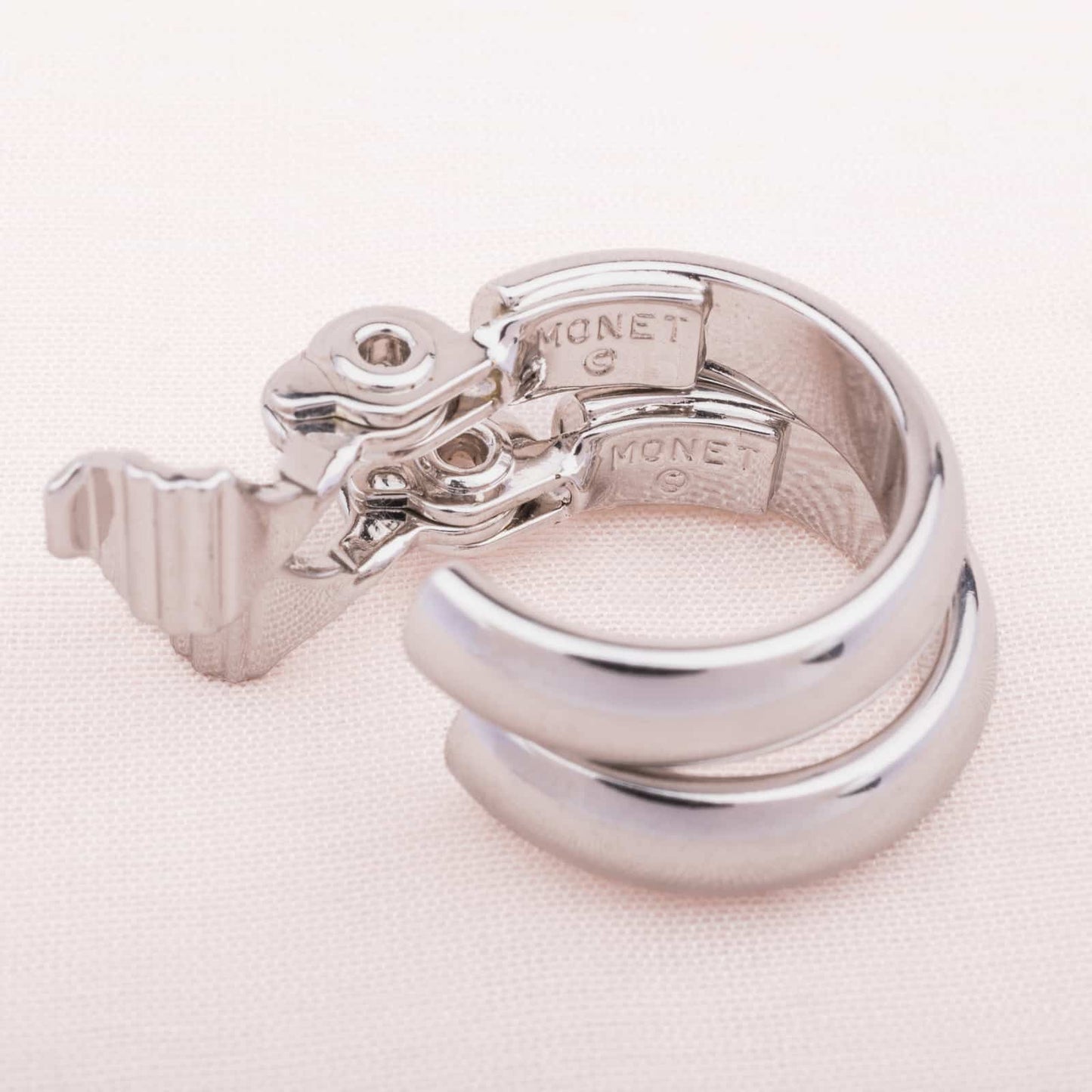 Monet-silberfarbene-Kreolen-Ohrclips