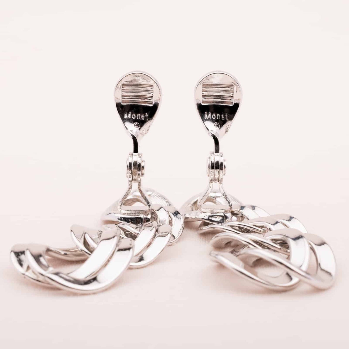 Monet-silberfarbene-Kettenglieder-Ohrclips-Signatur-auf-dem-Clip