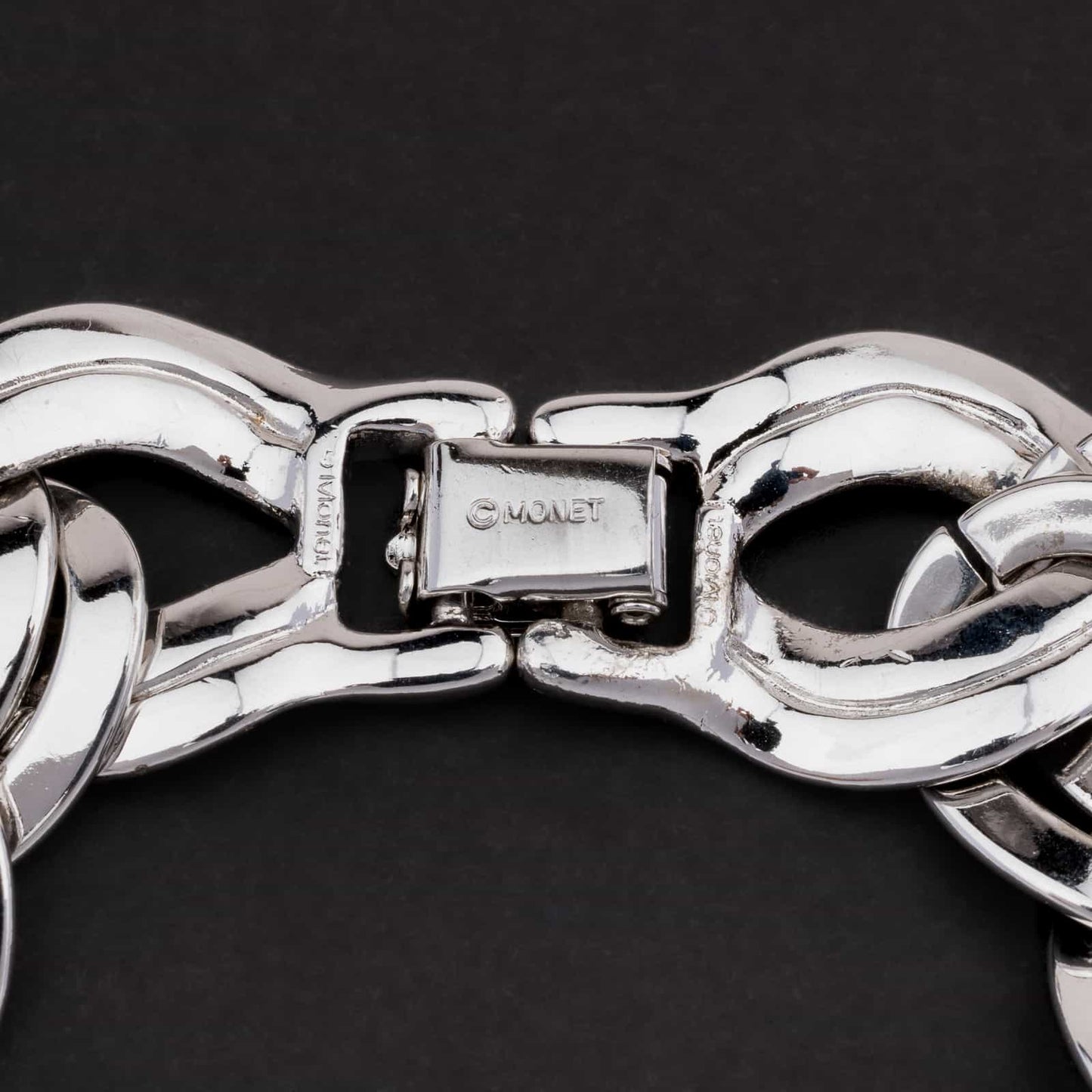 Monet-silberfarbenes-Kettenglieder-Armband-Verschluss-mit-Signatur